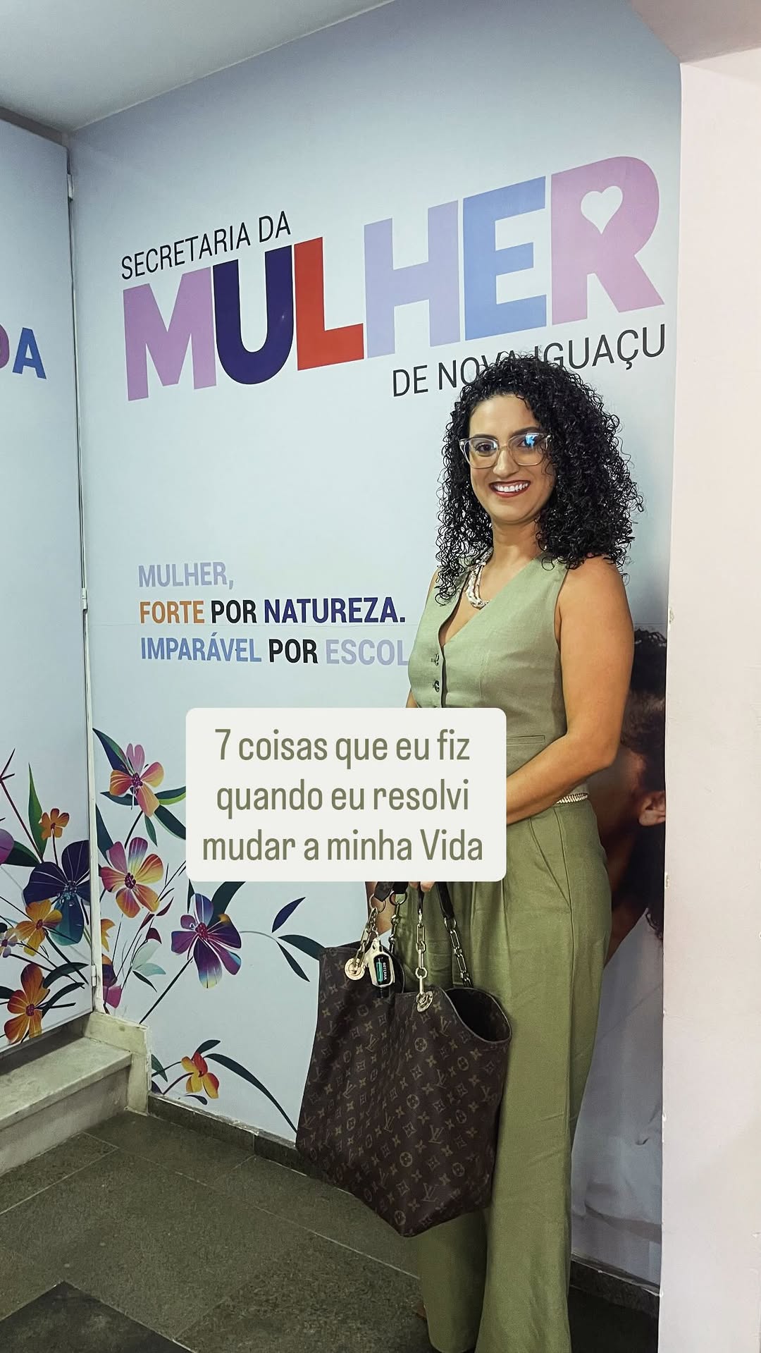 ✨ 7 coisas que eu queria ter aprendido antes (e que hoje ensino pras minhas rainhas 👑)

1️⃣ Parei de me esconder.
Se você passa pelos lugares e ninguém te nota, nada muda.
Resultado vem quando você se posiciona, fala e se permite ser vista.

2️⃣ Parei de querer agradar todo mundo.
Prefiro poucos, mas alinhados.
E aprendi algo essencial: apoio é bom, dependência é perigosa.

3️⃣ Fiquei exigente com os ambientes que frequento.
O ambiente molda mais do que o talento.
Às vezes você não é incapaz , 