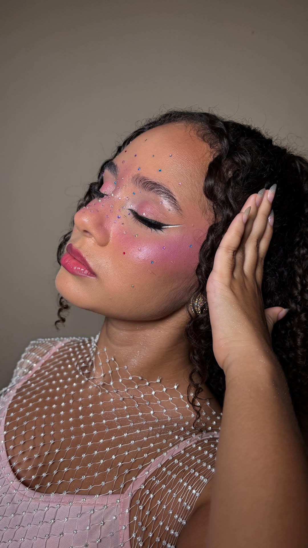 ZARA LARSSON EFFECT 🌈🌸💜 

Abrindo a semana de carnaval voltando a época que esse perfil participava das trends do momento, e a da vez foi essa que obviamente a Anne do velho testamento AMOU 

modelo: @naymsz 

#zaralarsson #maquiagemcarnaval #maquiagemmaragogi #carnaval2026
