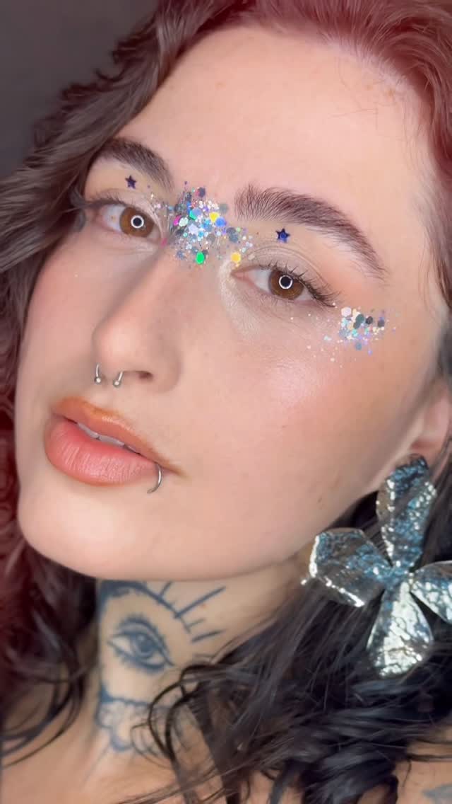 o carnaval já começou na @alicebijouterias e essas foram as minhas escolhas ☆ todos os acessórios e glitters do vídeo são de lá, e ainda dá tempo de ir garantir os seus 💖🎊🪅💃🎉