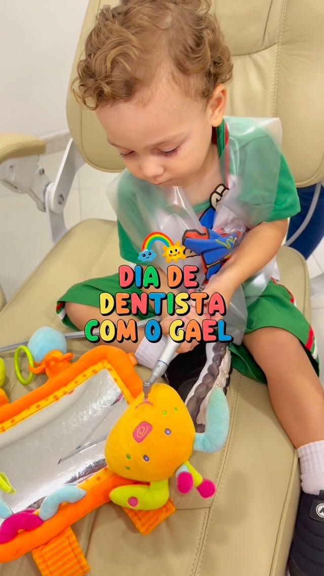 Você sabia que prevenir é sempre mais fácil (e muito menos doloroso) do que tratar? 👦🏼🦷

Ontem levei o Gael na @dra.julliebaioco e ela reforçou ainda mais o quanto a prevenção na infância é essencial para garantir sorrisos saudáveis e felizes.

O flúor age como um super escudo contra as cáries, fortalecendo os dentinhos e protegendo contra lesões.

Além disso, nas consultas preventivas conseguimos:

🦷 Diagnosticar cedo qualquer alteração;
🦷 Evitar tratamentos mais invasivos;
🦷 Ensinar e or