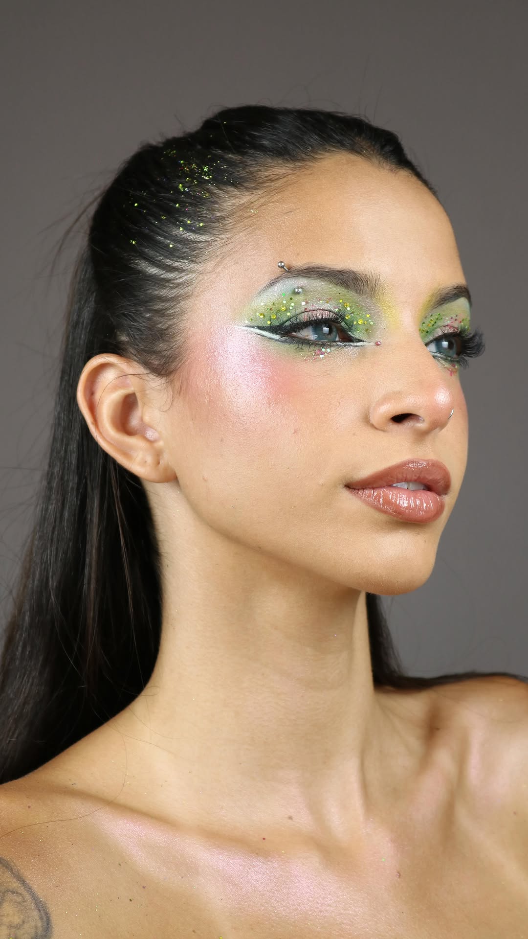 Inspiração de make verde pro carnaval 🎉✨
Me conta o q achou!
.
.
.
.
.
.
#makeuprj #makecarnaval #carnaval #makestrass #carnaval2026