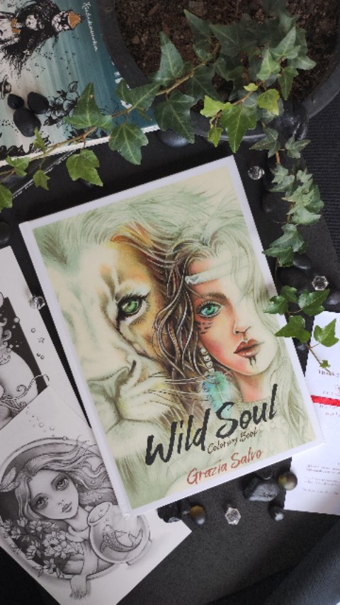 Mulheres e animais se entrelaçam em vínculos cheios de amor 🥰🥀🌿✨ Women and animals intertwine in bonds full of love 🥰🥀🌿✨
.
Chegou em minhas mãos esse livro tão sonhado, e posso dizer que ele é um dos mais lindos e especiais da minha coleção 😍🥹 Estou tão apaixonado nas ilustrações dele, é puro sentimento do início ao fim! Eu amei demais 💞 Adquiri ele diretamente com a Grazia Salvo, uma ilustradora italiana incrívelmente talentosa 🥹👏🏻
.
This much-dreamed-of book finally arrived in my h