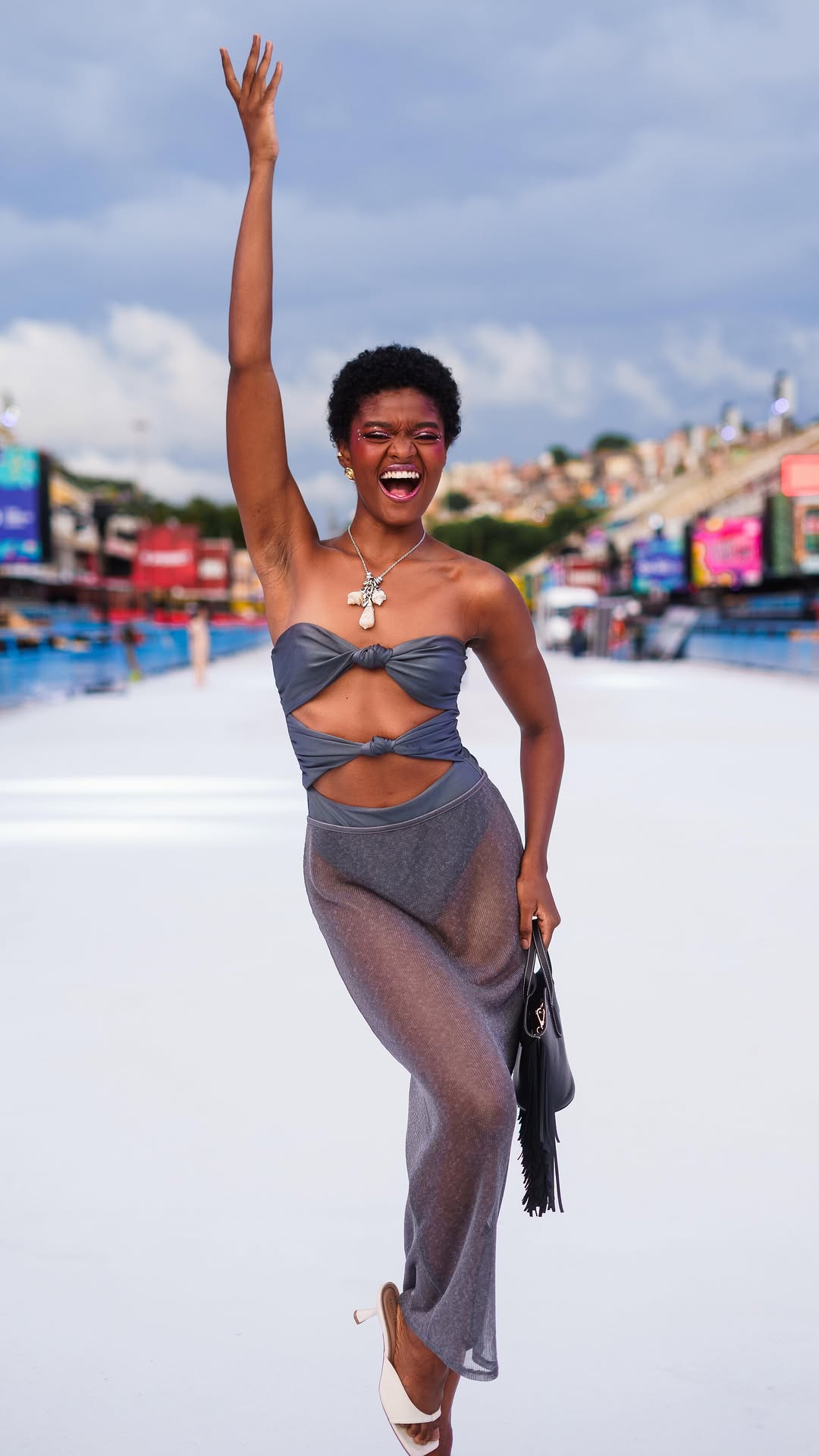 O verão com @hm no Rio não é só estilo, é corpo em movimento e encontros que acontecem sem hora marcada com a cidade virando passarela a céu aberto.

Entre a orla, o subúrbio, a história e a avenida, o verão se traduz em leveza, atitude e presença. Peças que acompanham o ritmo dos dias quentes, respeitam o corpo e caminham junto com a energia de quem vive a cidade de verdade. Estilo que não pesa, não prende e não explica. Só existe.

Porque vestir no verão é sentir. É deixar o sol tocar, a cidad