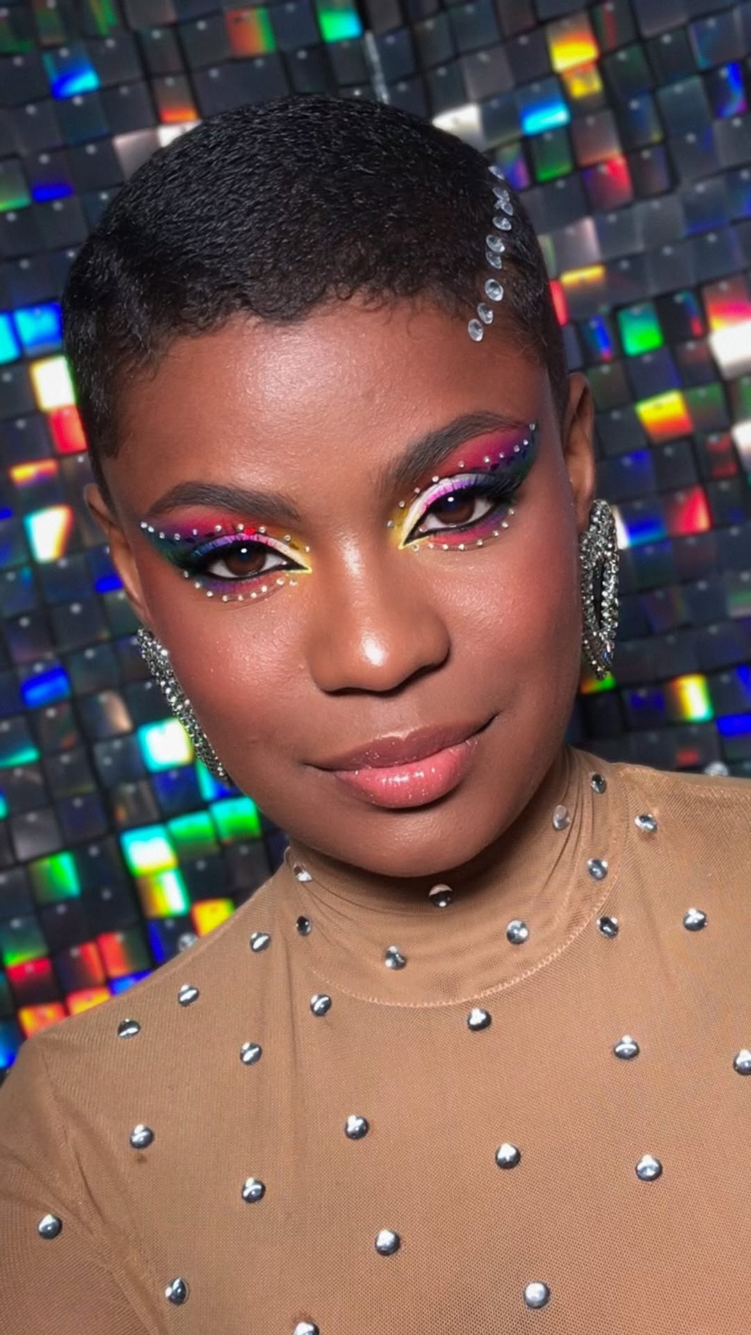 Efeito Zara Larsson modo ON! 💛🧡❤️🩷💜💙🩵💚 Explosão de cores, cristais e muita personalidade! 🌈✨ Quem mais ama esse estilo de maquiagem?

#makeup #make #carnaval #maquiagem