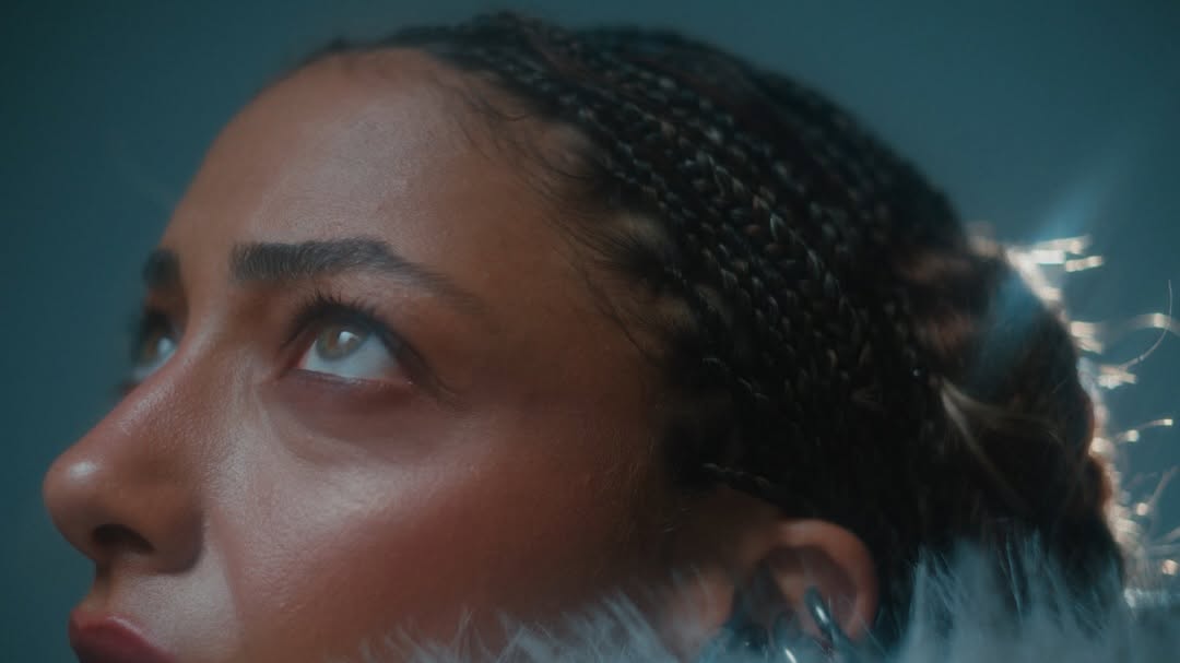 @carvalhoalice edição pré oscar para @glamourbrasil 🤍

Direção de conteúdo: @renatagarciac
Direção de filme: @oliviamucida
DoP: @joao_rubio
Foto: @tauanasofia
Styling: @fabianaleite
Beleza: @camila_anac
Direção criativa: @loribaronibosio
Entrevista: @batavares
1 AC: @beltell_
Gaffer: @gaffer_oficial_eh_o_milton
Editor: @vcntx_
Colorista: @fabianoquaglia
SFX: @fkoff1963
Equipamentos de Câmera: @_rcamera 
Nail artist: @stephanimauricio
Coordenação de produção: @odmgt
Produção executiva: @eedduuaa
