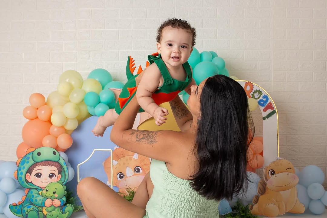 Hoje você completa 1 aninho, e eu ainda tento entender como um coração pode amar tanto. Desde que você chegou, tudo mudou. Eu mudei.
Você se tornou a razão da minha vida, o meu maior aprendizado e o meu amor mais puro. Cada sorriso seu cura qualquer cansaço, cada abraço me lembra que tudo vale a pena.
Obrigada por me escolher como sua mãe. Meu colo será sempre casa, meu coração sempre seu.
Feliz 1 ano, minha vida. te amo demais 💙🦕🦖

📸: @grazielleoliveirafotografia