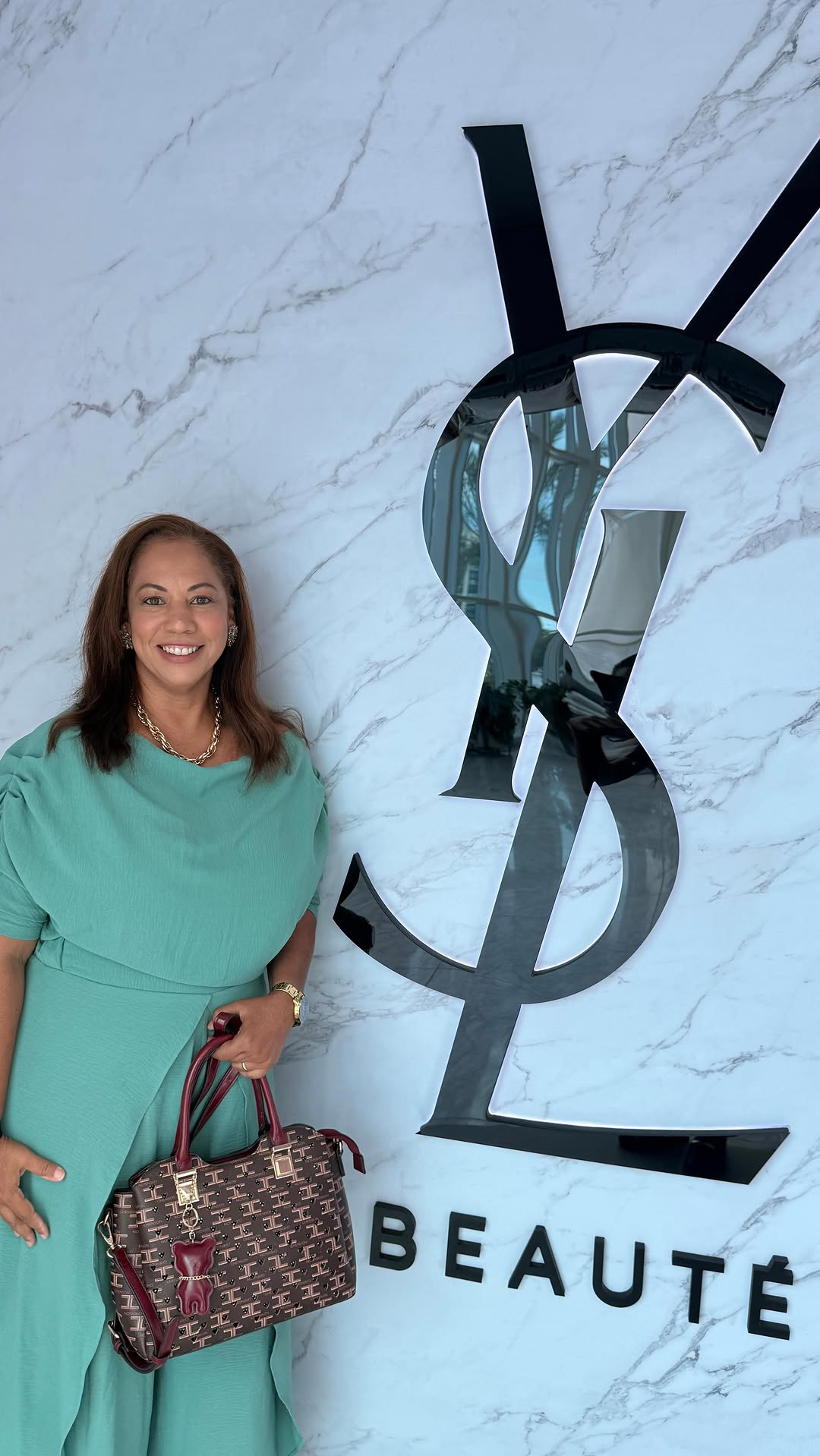 Hoje vivi uma experiência especial a convite de Yves Saint Laurent Brasil, no Shopping Village Mall.

O YSL Beauty Love Game reforça algo que sempre acreditei:
beleza é identidade, é atitude, é presença.

Como maquiadora e penteadista há 8 anos, meu propósito é elevar a autoestima de mulheres reais — valorizando sua essência com técnica, sensibilidade e sofisticação.

Participar de um momento como esse me inspira a continuar entregando excelência, dentro e fora dos bastidores.

A beleza conecta.