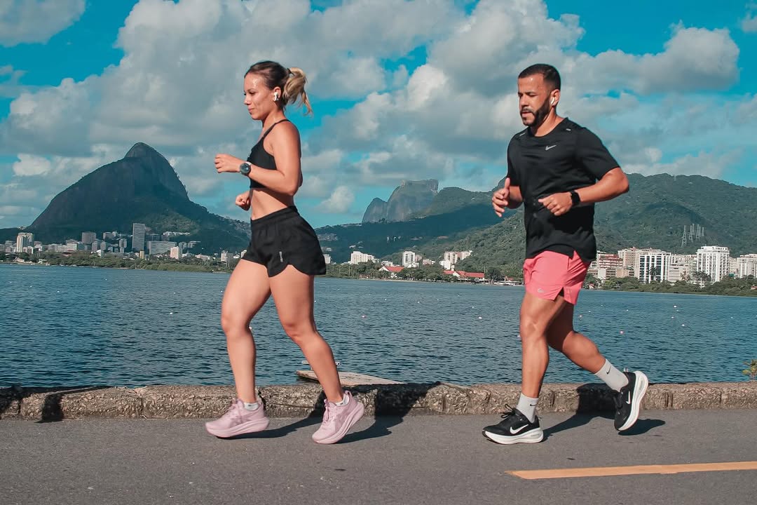 Modelos de roupas esportivas???? 
Não, não… é só a gente correndo mesmo 😅🤣🏃‍♀️🏃‍♂️🏞️