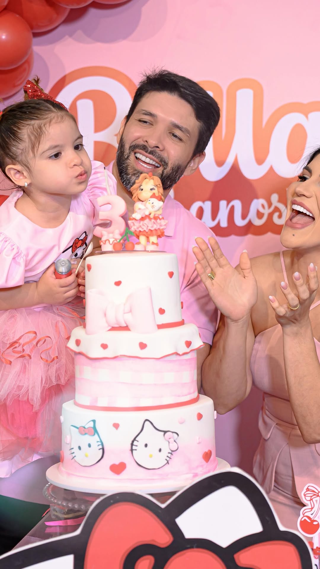 Um momento tão especial! Comemorar sua vida sempre será uma grande felicidade pra todos nós ❤️✨🥹 #bella3anos 

Bolo e doces @moreninhadoceria 
Papelaria @vanessaribeiropersonalizados 
Buffet infantil @buffetinfantiltete 
Decoração @emillyoliveirafestas 
Look Bella @atelie_maededois 
📸 @thiagotizok 
Videomaker @lelismaker 
Morangos @borealtruffasgourmet