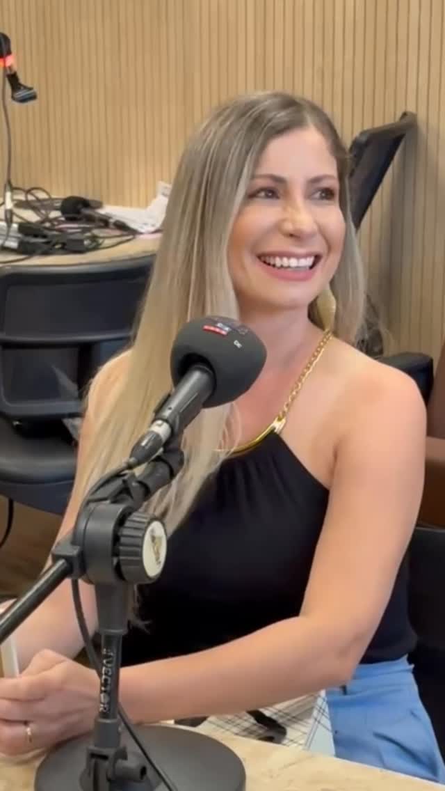 No sábado, participei do programa Enfoque, na rádio Jovem Pan, com o jornalista @mauricioribeirojornalista , falando sobre um tema que é a realidade de muitas de nós: ser mulher em meio a tantos papéis, cobranças e cansaço.Muita gente não conseguiu assistir e pediu o conteúdo, então separei esse trecho da entrevista para você que, muitas vezes, se sente sobrecarregada, exausta e ainda assim segue em frente.No dia 8 de março, Dia Internacional da Mulher, o programa terá reprise especial. 
Não per