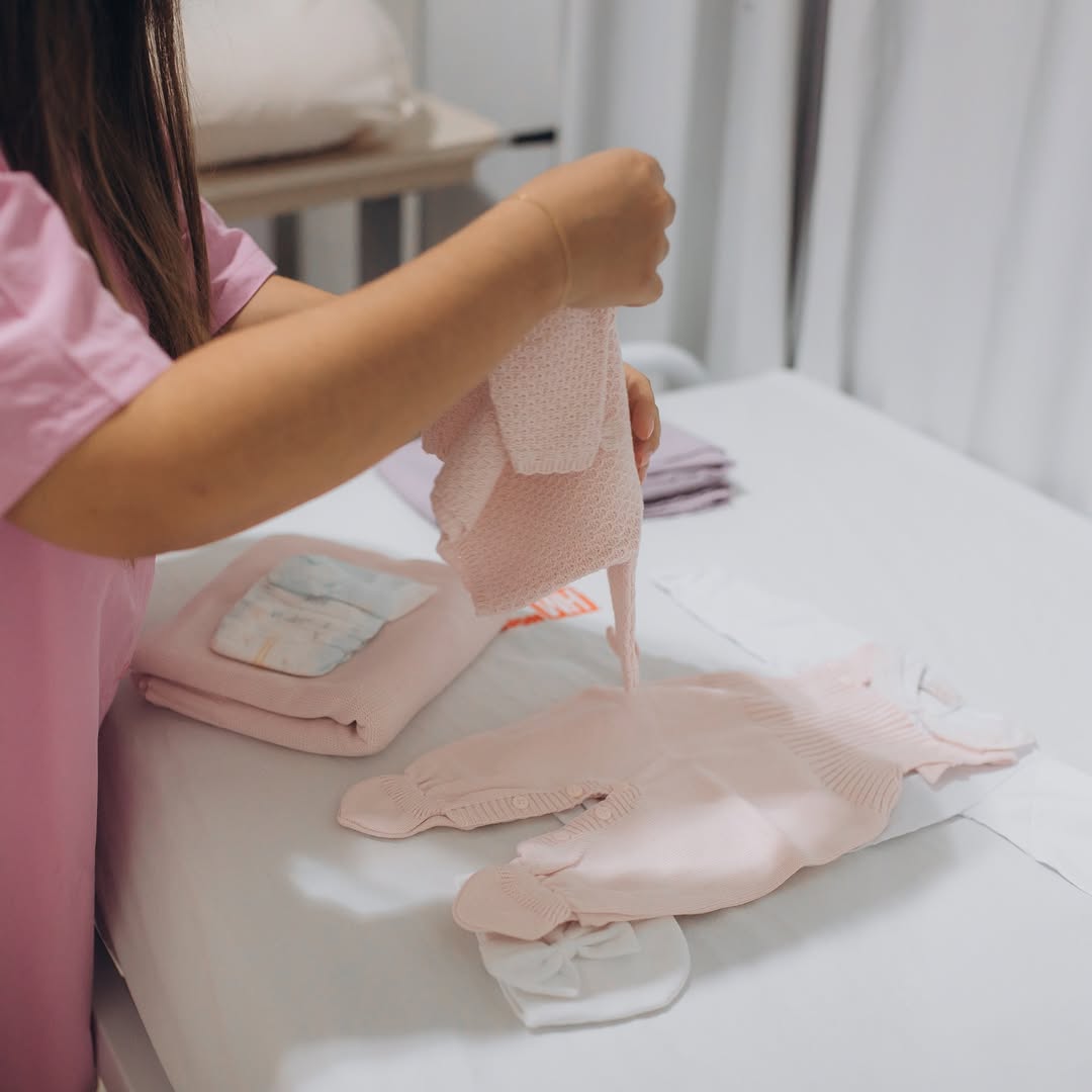 Maria Luísa | 26.02.2026 🤍

Minha filha, esse foi o dia em que os nossos braços se tornaram a sua morada. Mamãe se emociona só de ver essas fotos da sua chegada, estava todo mundo ansioso pra ver você, e eu e o seu pai estávamos tranquilos e felizes para recebe - lá, você é o elo do nosso amor, te amamos infinitamente para sempre, Malu! 🎀✨