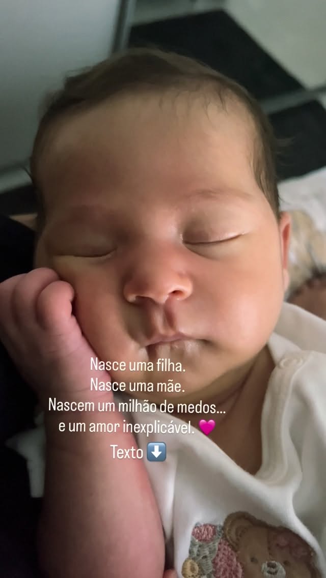 Nasce uma filha.
Nasce uma mãe.
Nasce um milhão de medos…
e um amor inexplicável. 🩷

Eu romantizo a maternidade, sim.
Porque, para mim, não existe alegria e amor maiores do que esse que estou vivendo.

Mas ninguém me contou sobre os medos…
e eu não imaginava que sentiria tantos.
Acho que até hoje eu nunca tinha sentido tanto medo assim.

Medo de estar fazendo algo errado.
Medo de te machucar.
Medo de meu colo não ser suficiente.
Medo de não entender o seu choro.
Medo quando você não para de cho