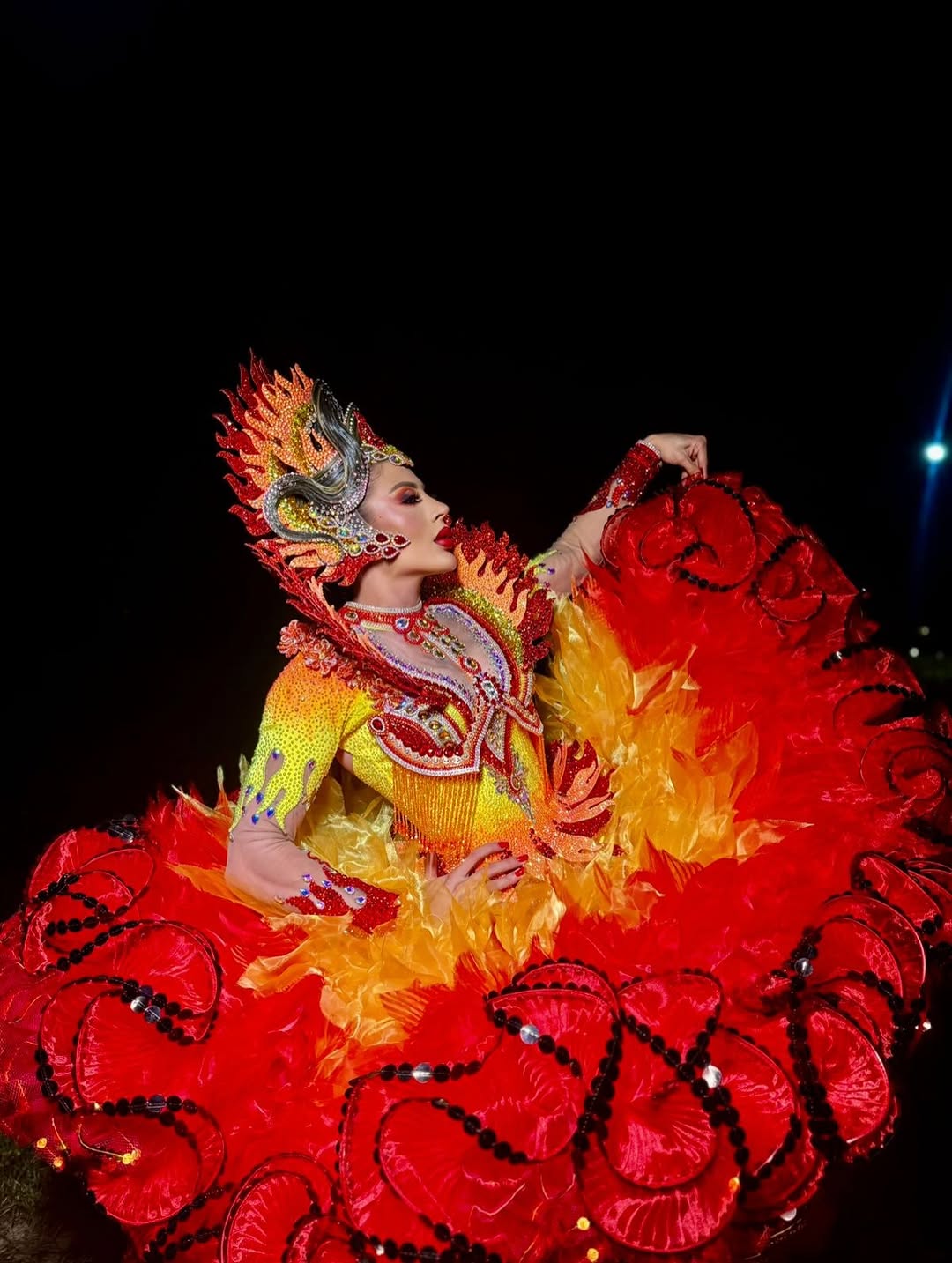 🔥👑
A indumentária da Rainha da Chama da Fogueira traduz brilho, força e tradição. Inspirada no movimento das chamas, o traje traz cores vibrantes e detalhes que iluminam a festa, simbolizando a alegria e o calor que mantêm viva a magia da celebração. ✨🔥

Indumentária do ano de 2025 para a Rainha  @luizza__melo  da @qjfuracaojunino 

#fogueira #chama #labaredas #rainhajunina