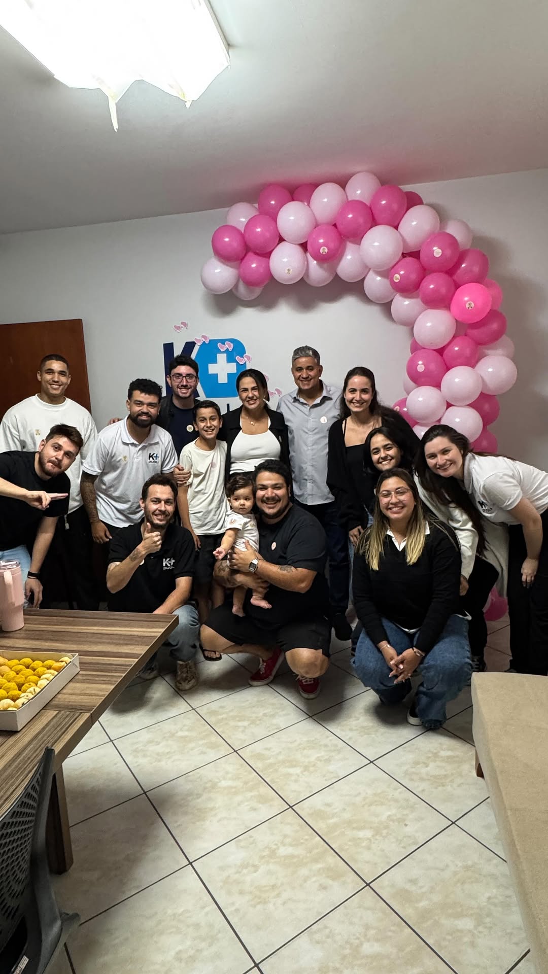 Hoje fui surpreendida com um chá de bebê tão lindo preparado pela equipe da @kmaispubli … algo que eu nem imaginava que iria acontecer. Foi um gesto de carinho que tocou profundamente meu coração.🥹

Deus sabe o quanto eu esperei por esse momento de receber minha filha, quantas orações, sonhos e expectativas existem nesse caminho. E hoje eu só consigo agradecer por tanto amor, cuidado e por pessoas tão especiais ao meu lado.

Que Deus continue nos abençoando, nos protegendo e guiando cada passo 
