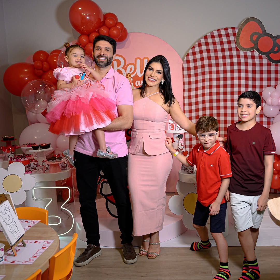 3 anos da minha gatinha maravilhosa ❤️
Uma festa linda e super divertida com pessoas que amamos 😍✨ #bdaybella #3anosbella #hellokitty 

📸 @thiagotizok 
Dress Bella @atelie_maededois 
Salão de Festas @brincandoteca_
Decor @emillyoliveirafestas