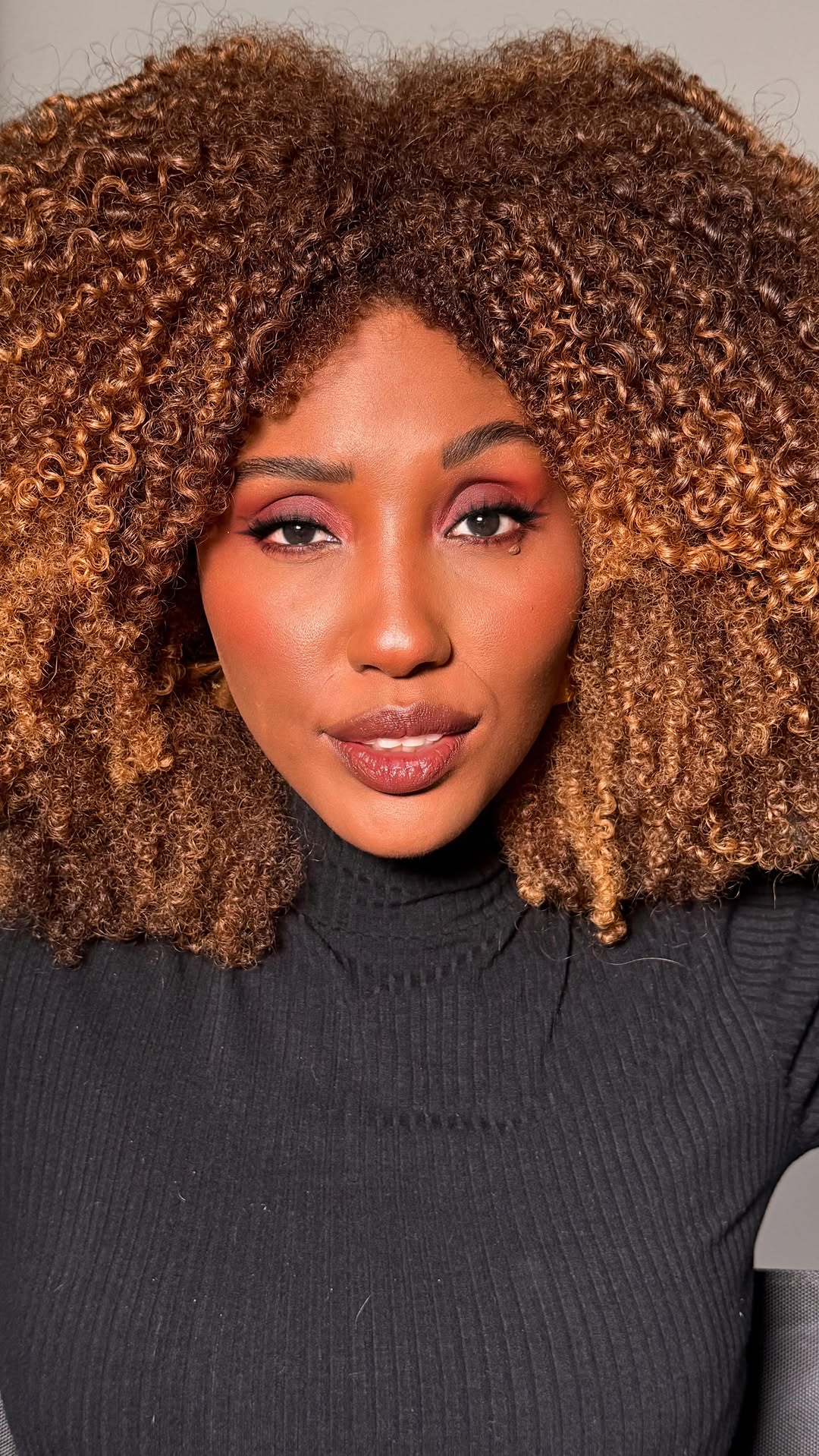 A beleza da pele negra é simplesmente poderosa e única.
Ontem foi de de realçar esta beleza com uma produção que valoriza cada detalhe: pele iluminada, olhar marcante celebrando este cabelo novo que está tudooooo!

Maquiagem não é sobre transformar quem você é, mas é sobre destacar a beleza que já existe 💄

#rj #maquiadoraniteroi #maricá #maquiaforaprofissional #belezanegrainspira