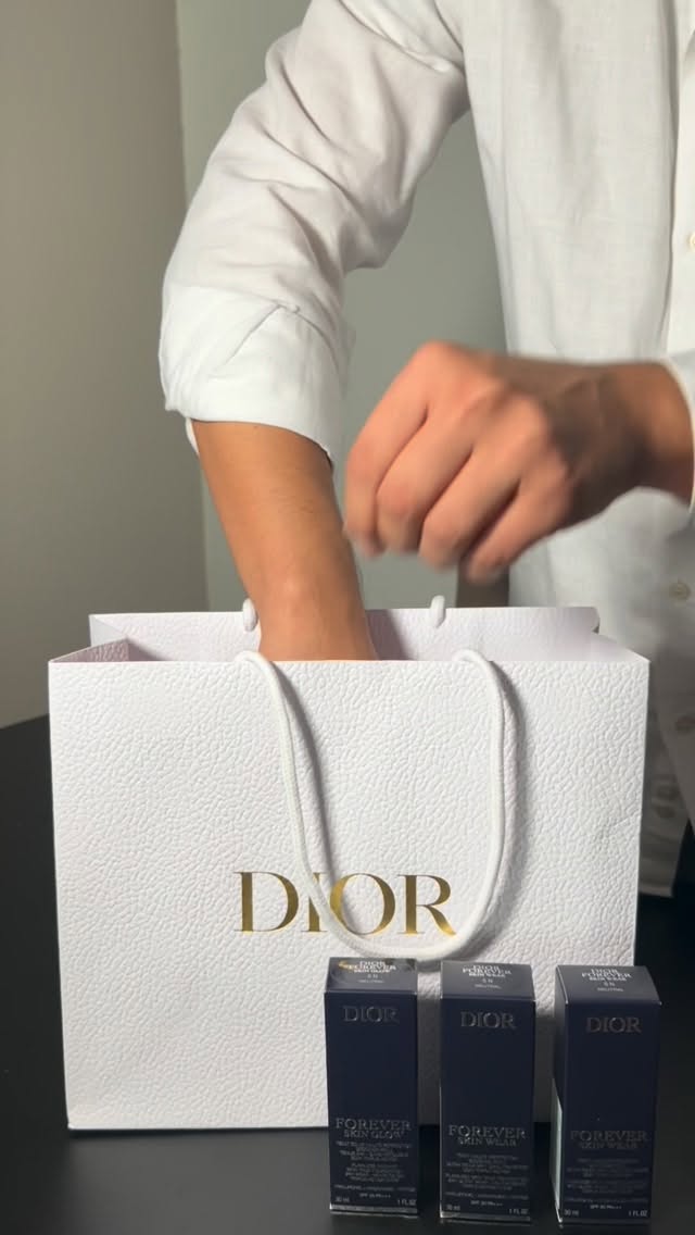 Estava super ansioso pra conhecer as novas bases da Diorbeauty . A Dior Skin Glow e a Skin wear . 
Com dois tipos de acabamentos ,o luminoso(glow) e a Matte natural . Como sempre ,com acabamento impecável e ,conta também com ácido hialurônico na sua nova fórmula .

Porque ter segurança no trabalho com produtos e qualidade que a gente confia , é essencial ! E eu não  abro mão . 
Indicado para todos os tipos de pele ! 

Thanks @pedromirrib @diorbeauty