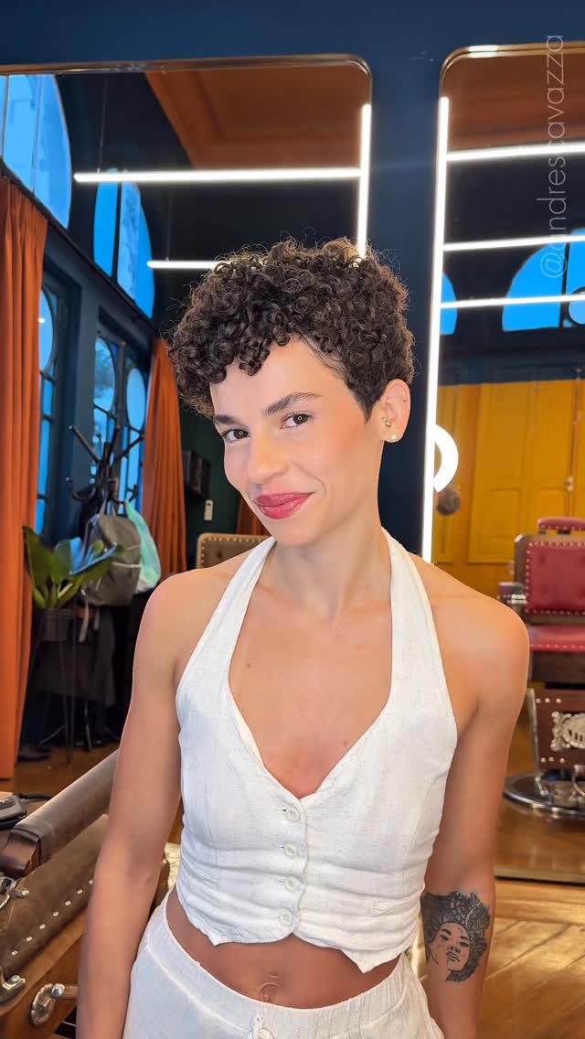 Teria  coragem? 🔥

#scavazzou #cortescurtosfemininos #pixiecut #pixiecurls #pixiehaircut
