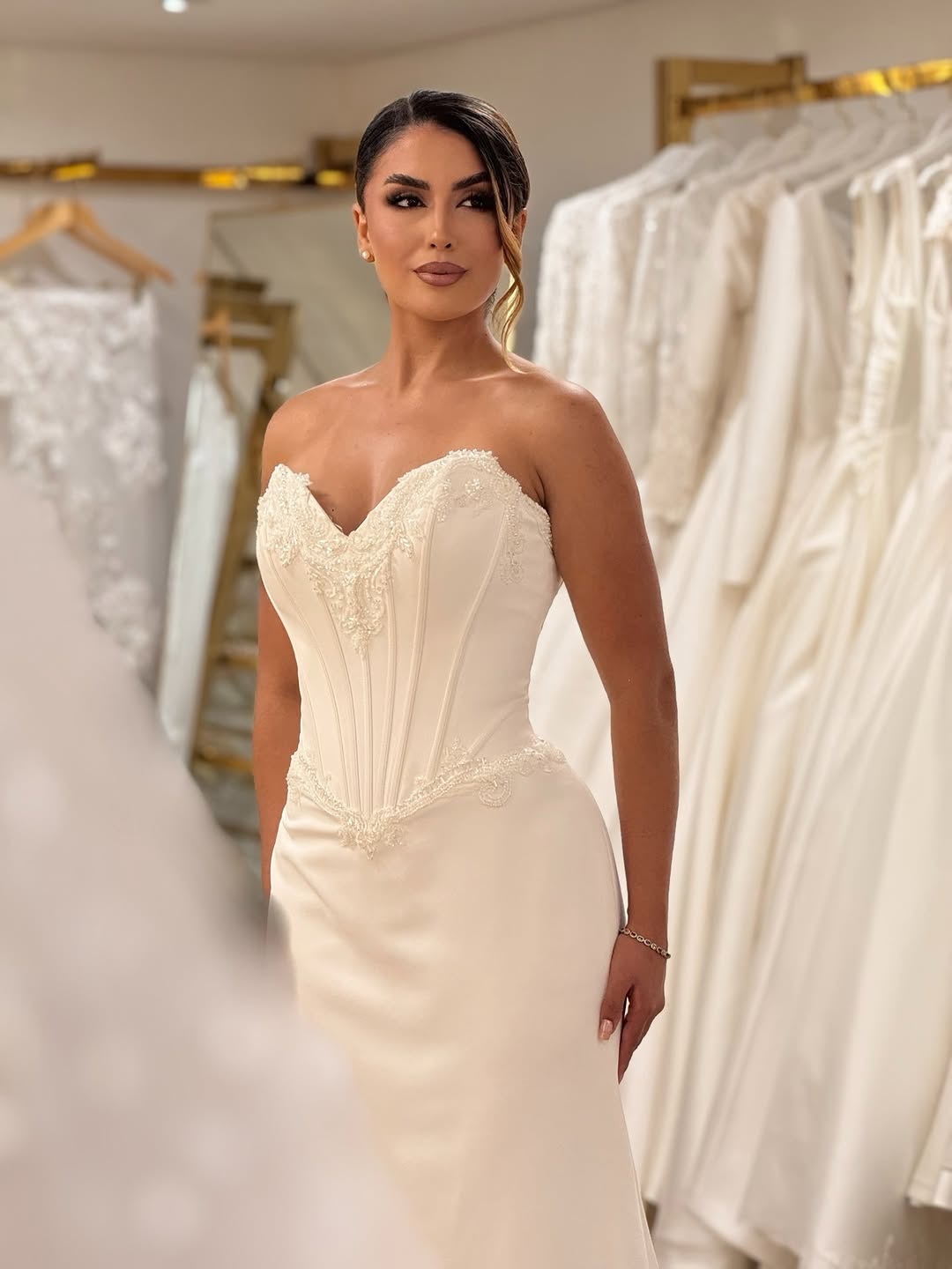 Um deslumbrante vestido sereia da coleção 2026, com corset estruturado e cintura basca, valorizando a silhueta com elegância 🤍✨

Vestido: @impactonoivasetrajes 
Make: @jo_brandaomakeup 

#noiva #casamento #impactonoivasetrajes