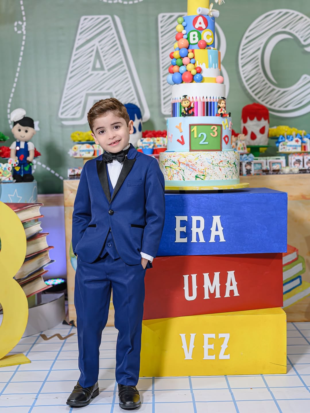 Por muito tempo me privei de postar essas fotos, pois só de lembrar do dia me dava arrepios, uma profunda angústia, pois foi exatamente nesse dia que o olhinho do Bernardo deu seus primeiros sinais pós trauma, mas aí eu lembro que foi um dia tão aguardado por ele, por nós, pela nossa família, e mesmo com incômodo e dor, ele aproveitou esse dia com os seus amigos, brincou, sorriu, dançou, se divertiu muito e não reclamou em nenhum momento, sua formatura foi linda, eu preparei cada detalhe daquele