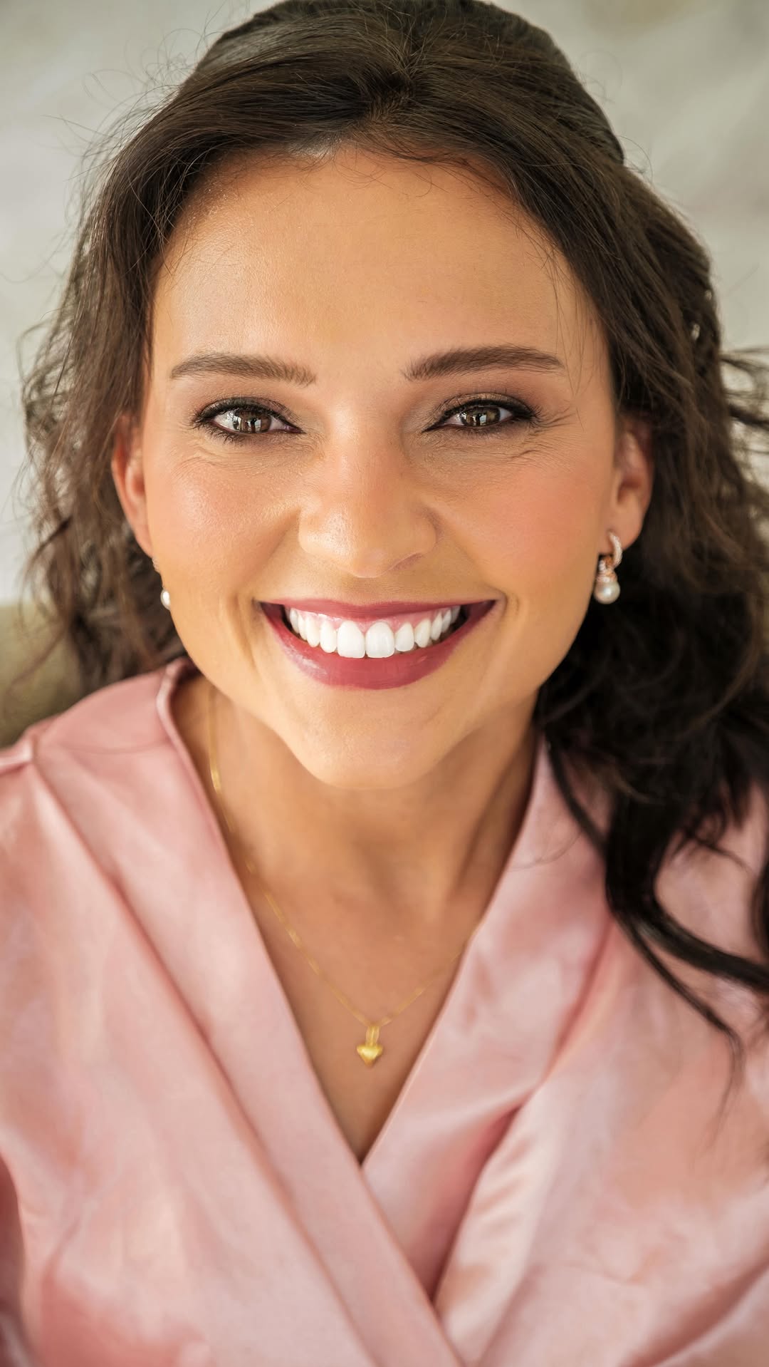 Essa noiva sonhava com um penteado semi preso, com volume e comprimento…
mas o cabelo dela era curto.
E junto com isso, veio a insegurança:
 Será  que é possível?

E é aqui que entra o meu trabalho…
que vai muito além da maquiagem e do penteado.

Eu não vendo só um serviço.
Eu realizo sonhos. ✨

Com técnica, sensibilidade e um olhar totalmente personalizado, usamos aplique para criar exatamente o que ela sempre imaginou — respeitando a beleza dela, mas elevando sua autoestima ao máximo.

O resul
