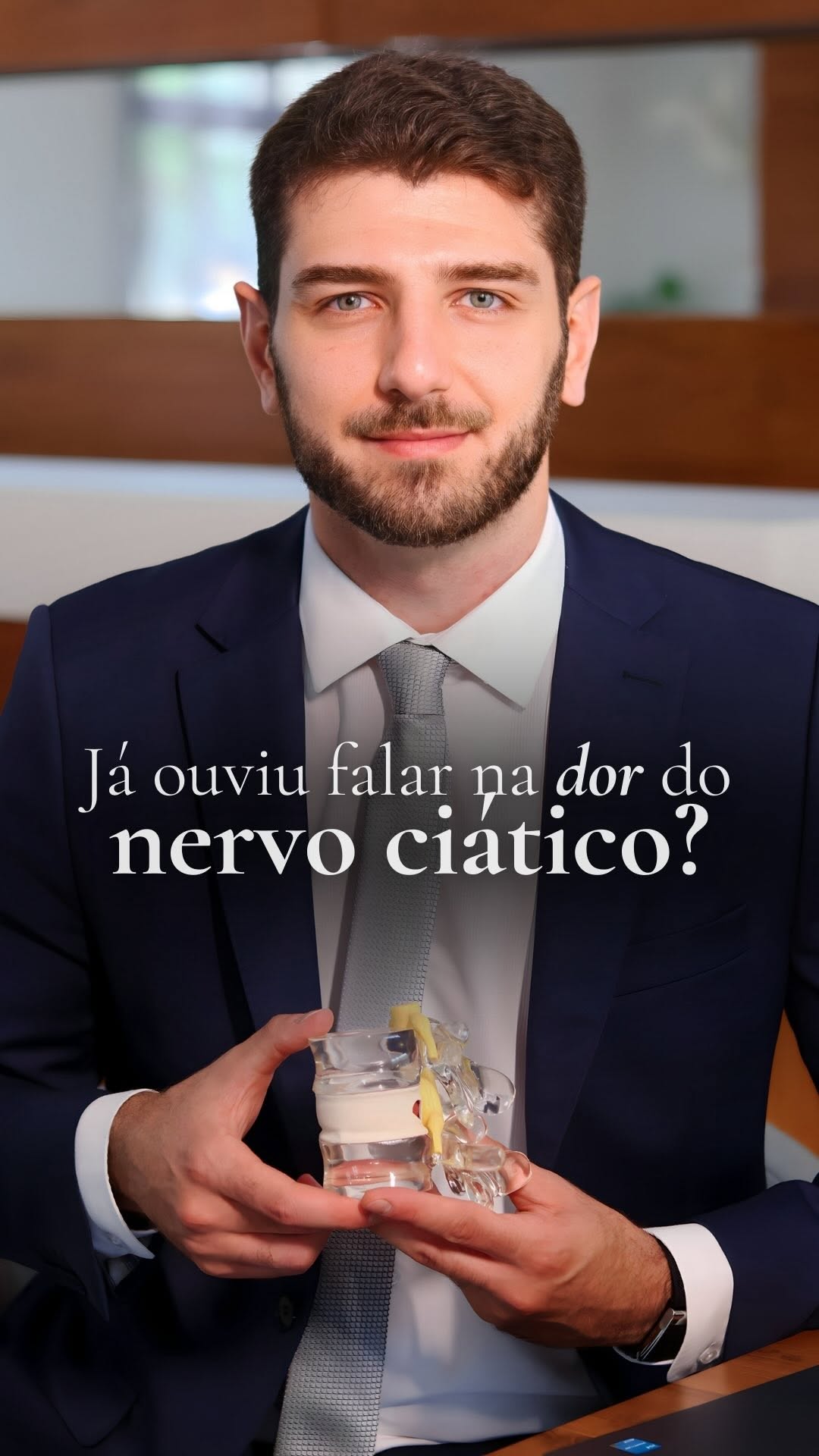 Quem já teve uma crise de dor no nervo ciático sabe bem o grau de dor e limitação desse quadro!

Na maioria das vezes a causa é uma hérnia de disco na coluna lombar que comprime as raízes neurais que formam o ciático

Na maioria das vezes o tratamento conservado, sem cirurgia, obtém sucesso em resolver o problema

Mas mesmo quando precisamos recorrer à cirurgia, o tratamento é seguro e extremamente eficaz através de uma cirurgia minimamente invasiva: endoscopia de coluna. Recuperação imediata e 