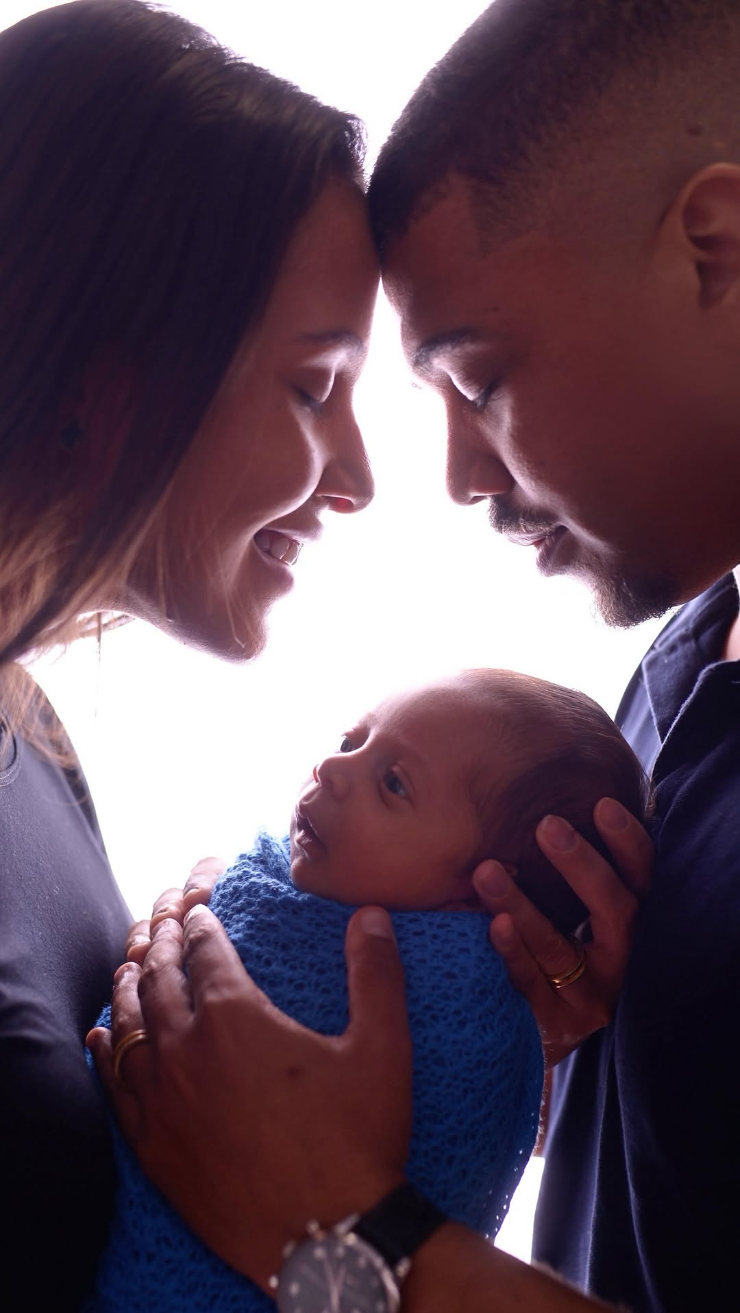 Meu filho, hoje você completa seu primeiro aninho… parece que foi ontem que estávamos descobrindo a sua chegada, e que era o meu tão sonhado menino Leonardo.

Você veio para nos completar e fazer a mamãe se sentir ainda mais amada, trouxe paz, alegria, e calmaria. É maravilhoso contemplar essa vida ao seu lado, que você cresça com uma infância deliciosa, cheia de ótimas memórias. Oro todos os dias para que Deus me dê ainda mais sabedoria para te fazer crescer e ser um homem justo, sábio e de gra
