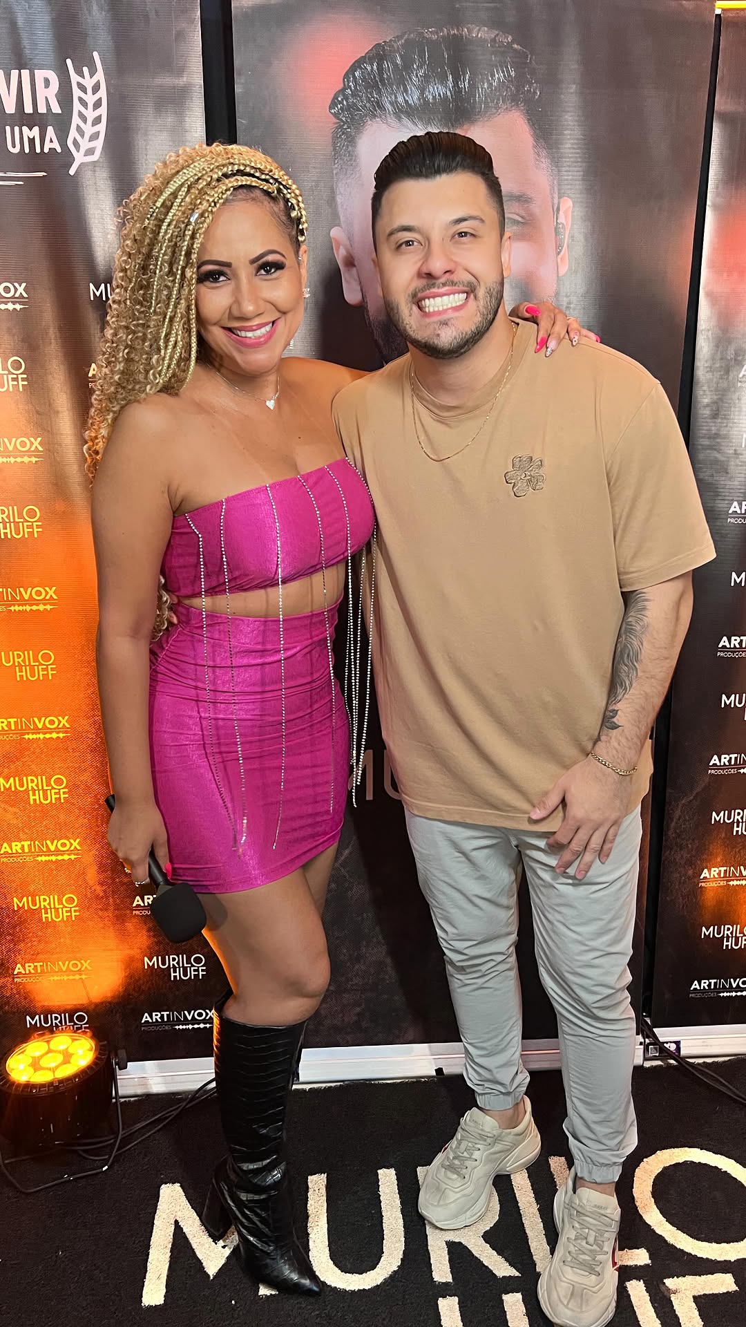 ✨Vale a pena ver de novo! 

👉🏽Entrevistando  o  @murilohuff  em seu 1o show do aqui em Uberlândia!👈🏽

Foi um dia super especial, onde pude entrevistar esse querido artista que foi abraçado pela nossa cidade, até porque foi casa cheia!! Ele sempre arrasta multidões. 

Nesse show, realizado em 2022, ele ainda homenageava nossa rainha @mariliamendoncacantora , com um clipe e momentos com ela e pessoas da equipe que se foram tão precocemente. 

Entrevisto minha querida amiga @loreninhavelasco qu