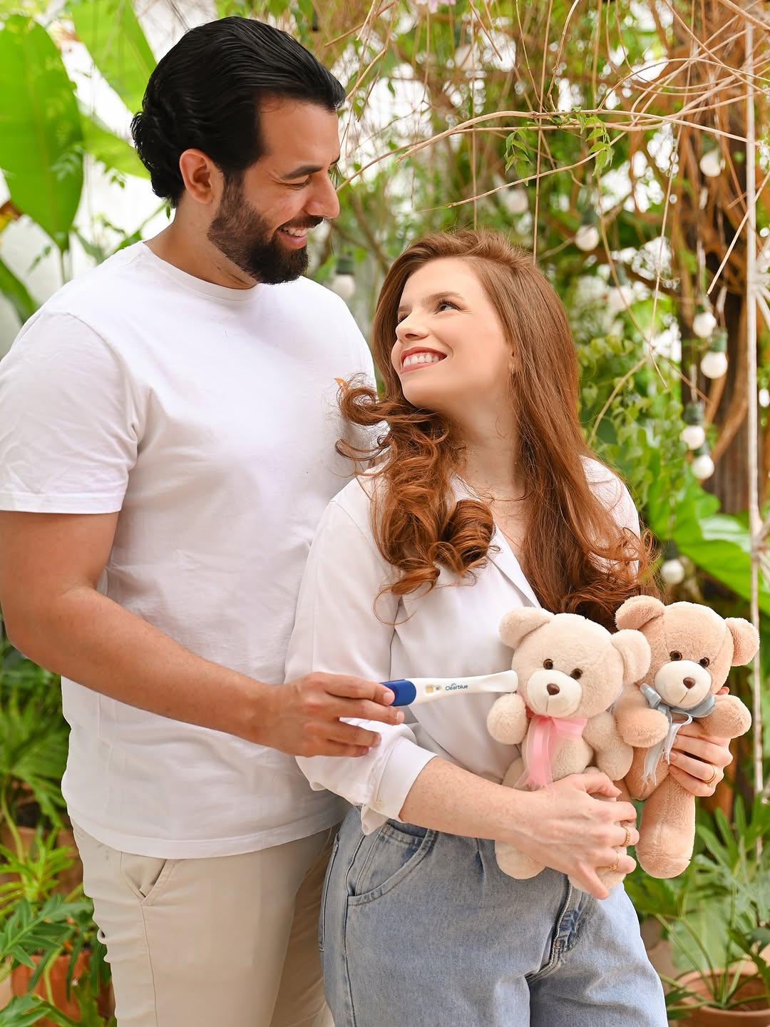 Tem um amor novo crescendo aqui… 💖💙
No meio de tantos planos e sonhos, Deus nos surpreendeu com o maior presente de todos.
Agora somos três ☺️🥹💖💙