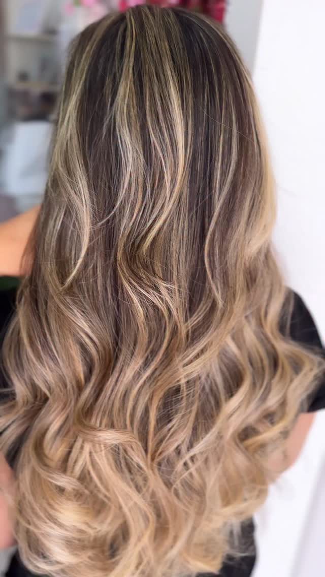 Luz nos fios, brilho na vida ✨”
“Nova cor, nova versão de mim 💁‍♀️”
“Iluminada de dentro pra fora 💫”
“Mechas que falam por mim 😌”

Cabelo em dia, autoestima lá em cima ✨ #CabelosLindos
Brilho que vem dos fios ✨ #CabelosLindos
Amor em cada detalhe 💕 #CabelosLindos