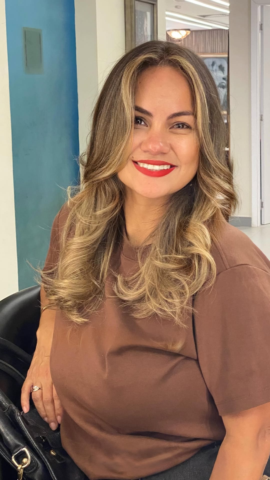Morena iluminada, mas sem abrir mão do loiro ✨
Nesse passo a passo, transformei o cabelo dela mantendo luminosidade, profundidade e MUITA naturalidade.

O segredo não é só clarear… é saber onde iluminar 💡
Resultado: um cabelo sofisticado, moderno e fácil de manter 
#beleza #cabelosaudavel