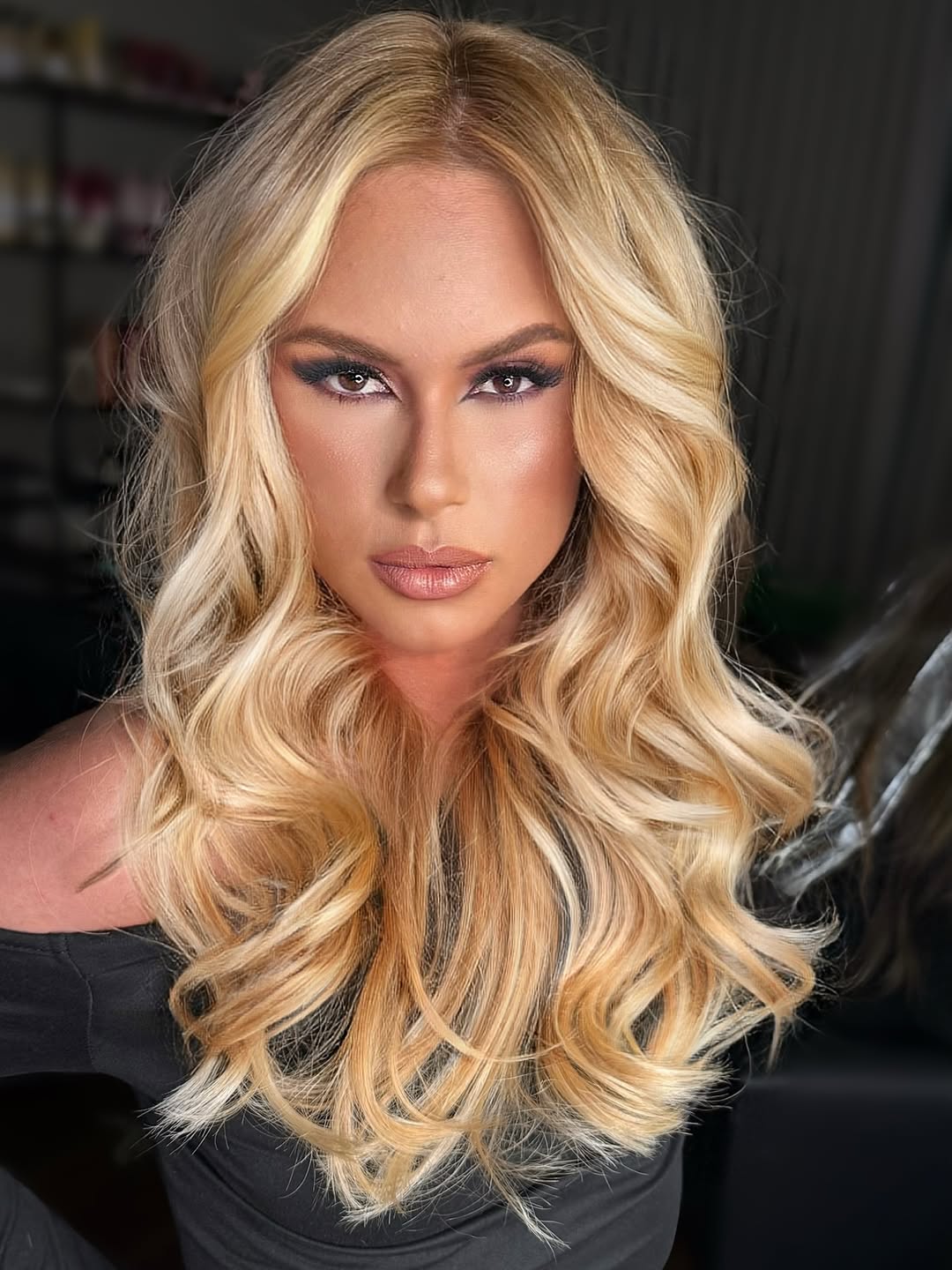 ✨O loiro do momento✨.
🌟Dourado com fundo aberto🌟

Esse tom traz mais luz pro rosto, não apaga a pele e deixa o cabelo com aquele aspecto mais “vivo”, sabe? 💛

Mas já vou avisando:
não é um loiro que você faz e esquece…

👉 manutenção é todo mês
👉 hidratação em casa é obrigatória
👉 e matização na medida certa (nada de chumbar esse dourado lindo 😅)
Com o tempo, é normal o loiro oxidar e puxar pro amarelo ou até um alaranjado — isso acontece por sol, calor, água, química… faz parte! ( sempre 