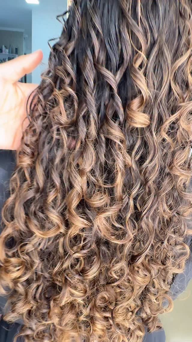 “Cor que valoriza, cachos que encantam ✨”
“Meus cachos ganharam ainda mais vida 💫”
“Iluminando cada curva do meu cabelo 😍”

Link 🔗 na Bio para agendamento 
#CachosPerfeitos #CabeloCacheado #HairColor #Autoestima”
“Um toque de cor pra deixar tudo mais lindo 💕 #CachosComCor CabelosLindos Cacheadas”