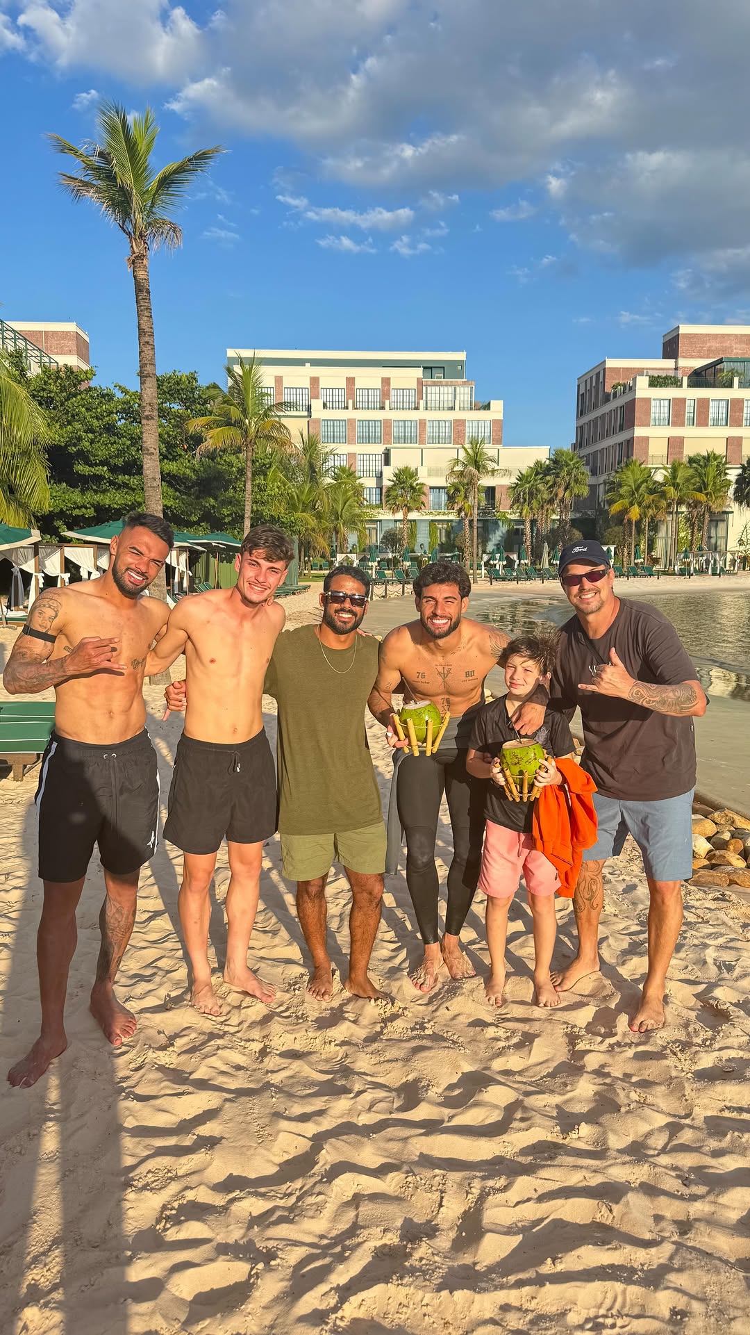 Dia de surf muito especial com nossos ídolos do @corinthians @yurialberto @brenobidon @r14niele e claro nosso craque Edilson haha o  @edgroggia 🤣
E claro o nosso matador  @davi.m.cortez 
Muito obrigado pelo convite @redomacapital, foi muita vibe surfar com esses caras. 🌊🤙