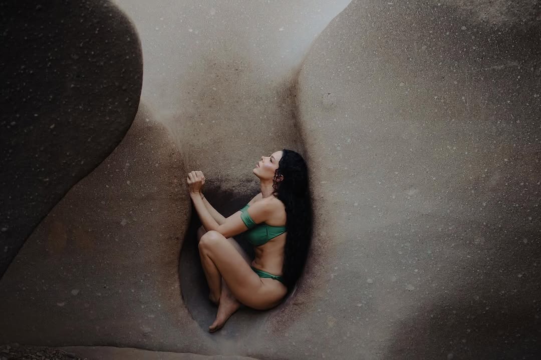 Às vezes, a vida me chama de volta pra dentro…
para me reconstruir em silêncio e renascer mais forte.
Entre pedras e silêncio, eu me reencontrei.
Como um útero que acolhe, transforma e devolve ao mundo uma nova versão de mim. Fé no invisível, força no recomeço.  O que em você precisa morrer pra que algo novo possa nascer?