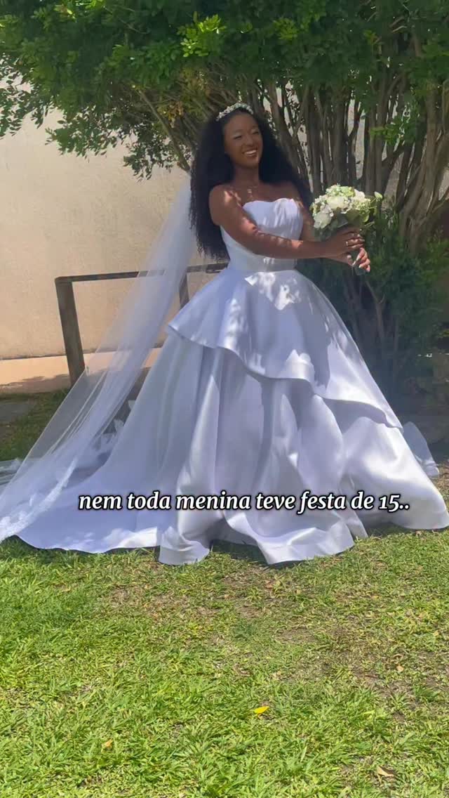 Pra toda menina que sonhou com seu vestido de 15 que um dia chegue o seu momento de princesa 💐👰‍♀️ vestido: @nandanoivassalvador 
#noiva #buquê #ᴇxᴘʟᴏʀᴀʀ #foryou #moda