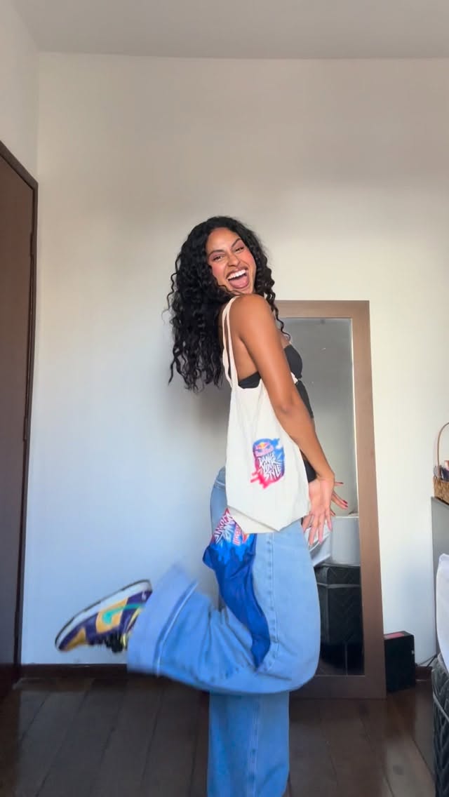 bora bater um papo comigo enquanto eu me arrumo? ✨

preciso da ajuda de vocês pra escolher meu lookinho pro Red Bull Dance Your Style que acontece nesse sábado, dia 28/03, a partir das 13h, lá no CRJ (Centro de Referência das Juventudes).

o evento vai ser lindo, cheio de energia e super divertido, então é claaaro que eu não posso perder (e lóooogico que você também não) hehehe 😮‍💨

quero ver vocês nessa comigo hein!!!! no sábado a gente descobre o resultado da votação!!

beijoooo 💋

#redbull