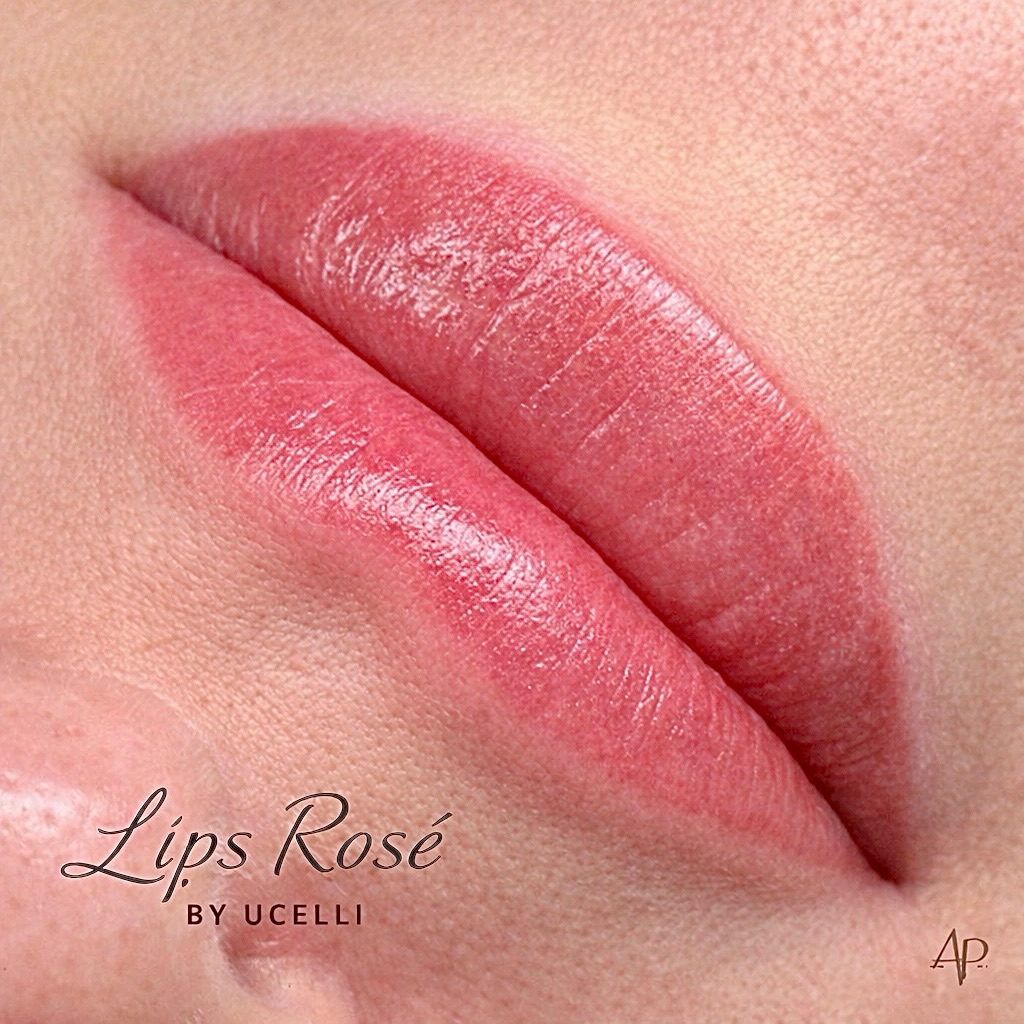 LÁBIOS NATURAIS, DELICADOS E ELEGANTES… TODOS OS DIAS!!! Essa boca não tem batom, técnica Lips Rosé.

Você não precisa mais depender de batom para se sentir bonita.

Com o Lips Rosé by Ucelli, seus lábios ganham:
Contorno suave e definido.
Tom rosado elegante (sem exagero).
Aparência de lábios mais volumosos.
Correção de assimetrias.
Efeito saudável e hidratado.

Resultado?
Um rosto mais harmônico.
Mais autoestima ao se olhar no espelho.
Beleza natural até sem maquiagem.

Porque aqui não é sobre