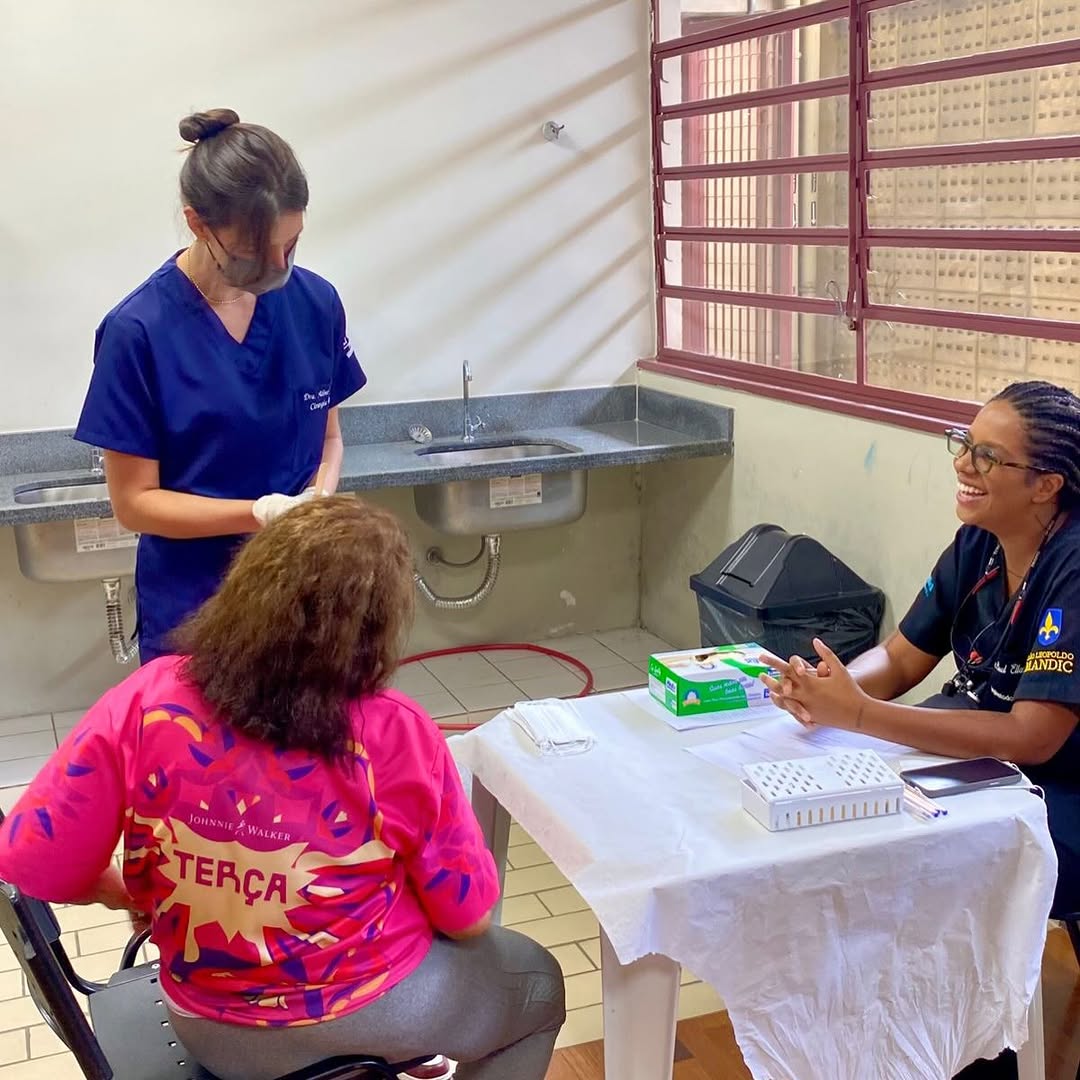 Ontem foi dia de ação social.  Em celebração ao Dia Internacional da Mulher, participei de um evento que foi muito além de atendimentos, foi sobre acolher, escutar, fortalecer e devolver dignidade através do cuidado.

Ao lado da @dra.alinepradoo, tivemos a oportunidade de atender mais de 30 mulheres. Mas, mais do que números, foram histórias, olhares e confiança depositada em nós.

E é isso que me move: saber que, mesmo em ações simples, a gente pode transformar a forma como alguém se sente cons