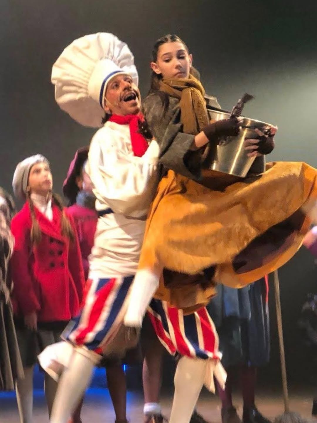 Ontem foi o Dia Internacional do Teatro e, no corre de uma sexta comum, acabei não conseguindo postar…

Mas não poderia deixar de relembrar essa trajetória que começou há muito tempo, lá em cima dos palcos. 🎭

Já foram tantos momentos, tantas histórias, tantos sentimentos vividos ali… e, sem dúvida, é o meu lugar de pertencimento no mundo.

Seja com a dança, com a atuação, com o canto — ou com tudo isso junto. ✨

E cada ensaio, cada apresentação, cada frio na barriga antes de entrar em cena só 