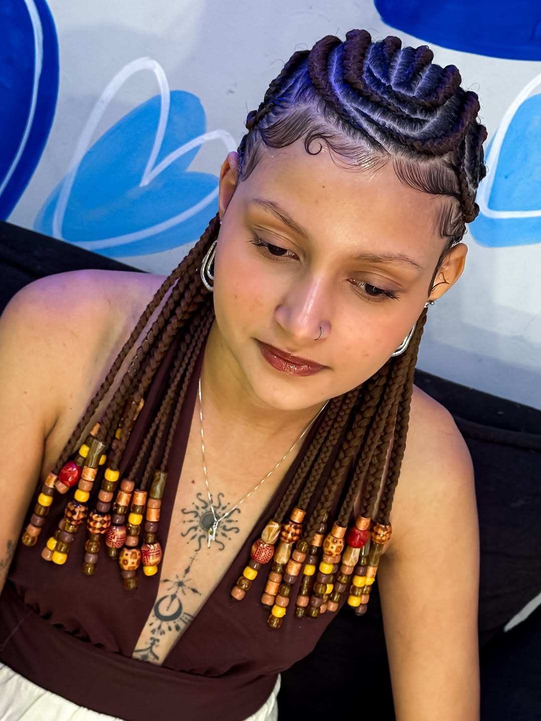 GHANA BRAIDS COM MIÇANGAS 🌟💙🩵
•
modelinho versátil e super fácil de cuidar! ótimo para quem busca por praticidade e estética ao mesmo tempo. 
para fazermos esse procedimento utilizamos um pacote de jumbo da @hellohairbrasil na cor 30! 🍫
com a combinação de miçangas nos mesmos tons, foi o que deu charme nesse hairstyle. 🤎
•
AGENDA DE ABRIL ABERTA! clique no link da nossa bio para agendar. 🔗
•
#trancistadesucesso #ᴇxᴘʟᴏʀᴀʀ #ghanacommiçangas #trancistaemteresina