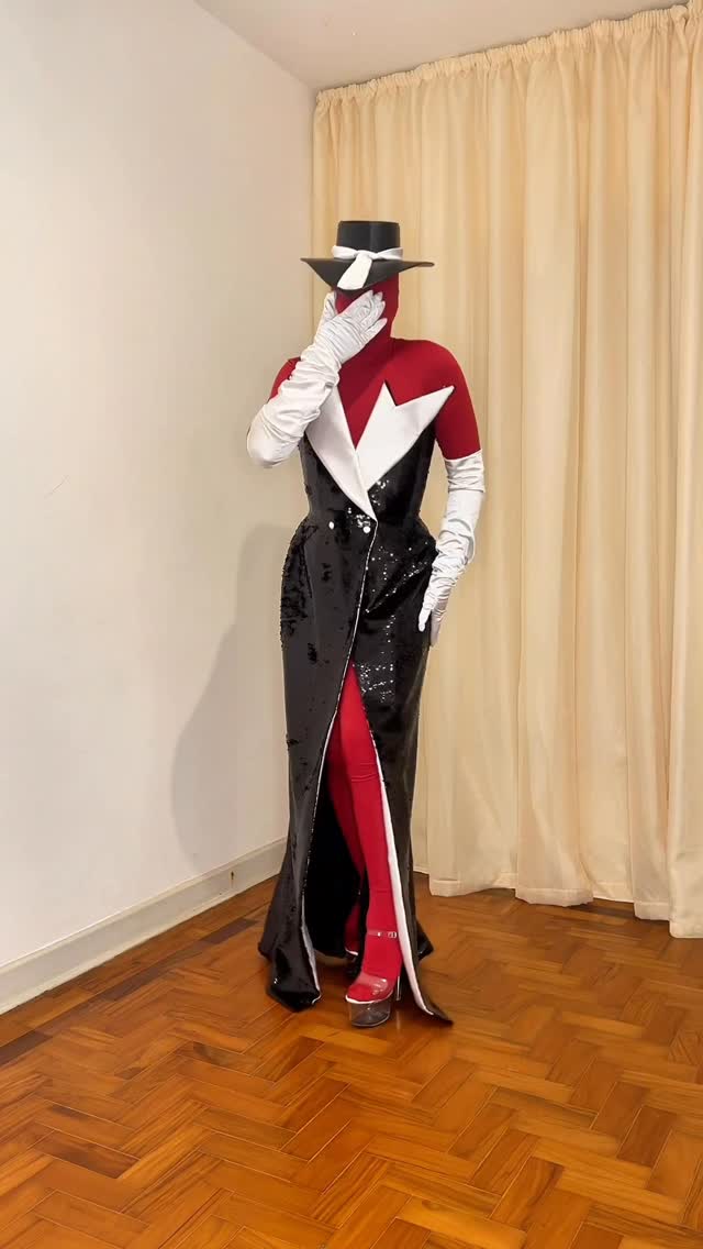 Um vestido belíssimo que foi todo inspirado em roupa formar masculina, mas é aquela coisa né, o que é roupa de homem e roupa de mulher? No fim das contas não é tudo roupa? Quero saber o que você acha nos comentários 🩷🫶🏻🩷

#amaraladams #amaraladamsatelier #vestidolongo #smoking