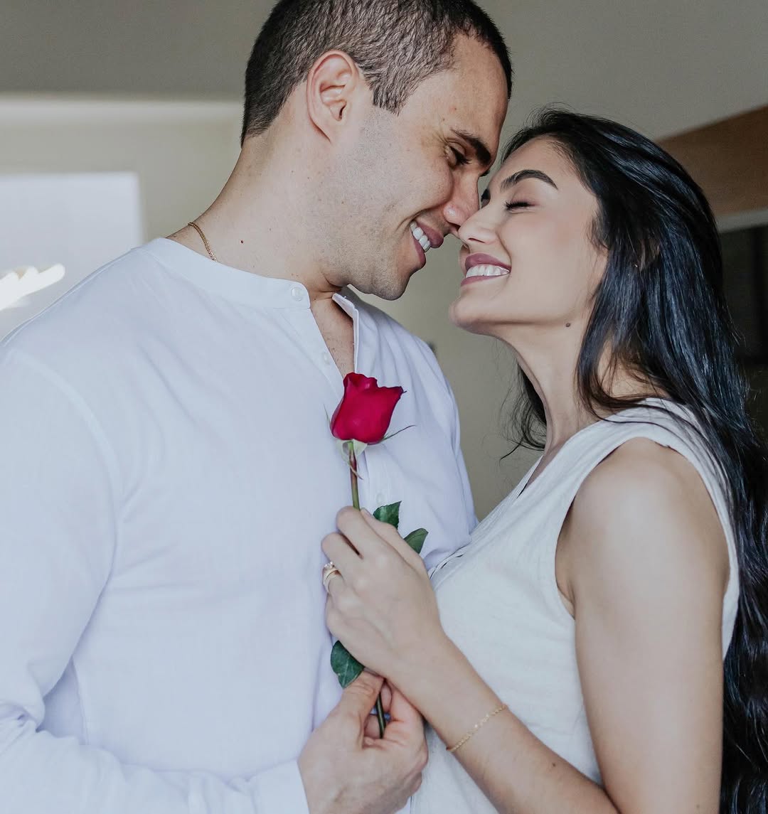 Hoje o céu celebra a sua vida… e o meu coração transborda de amor por você. ❤️

Meu esposo, você é mais do que um presente de Deus ,você é a resposta mais linda das minhas orações, o homem que me protege, me fortalece e me aproxima todos os dias do Senhor. Amar você é viver um propósito, é entender o cuidado de Deus nos detalhes, é ter a certeza de que nunca estou sozinha.

Eu declaro sobre a sua vida um novo tempo, cheio da presença de Deus, de conquistas, de honra e de crescimento. 

Que o Sen