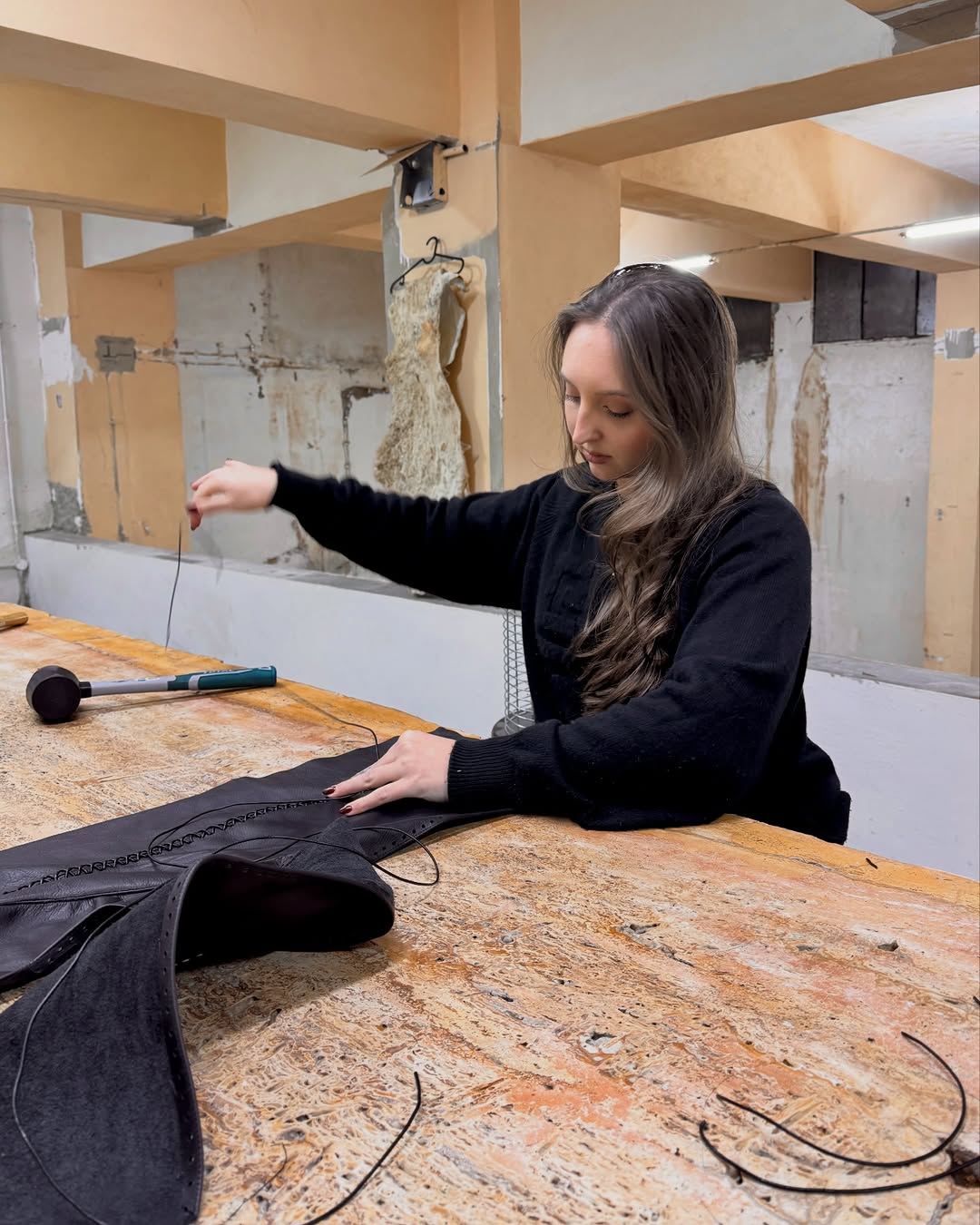 The process of hand braiding the Folk Jacket 🖤 

Part of the collab “Al-Najjah” with @jadmaq . It took 4 days of no sleep and 4 seasons of Friends, and I genuinely would not have been able to finish in time if it wasn’t for @rawanmaq94 and @razanaqrab 

Thank you so much for all your hard work and sleepless nights just because you believe in me and wanted to see me succeed. You both are incredible women and I’m lucky to have you in my life 🖤