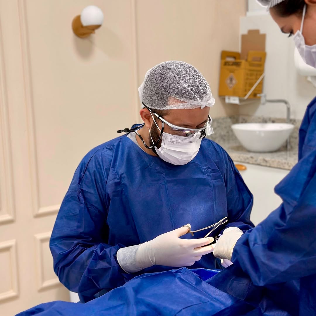 A orelha não é apenas estética. É identidade, proporção e equilíbrio facial.

A harmonização de orelhas vai muito além de “corrigir um detalhe”. Trata-se de reposicionar estruturas, respeitar a anatomia auricular e restaurar a harmonia global da face com técnicas minimamente invasivas e resultado imediato.

Na literatura, a estética facial é compreendida dentro de um contexto biopsicossocial, onde forma, função e percepção individual estão interligadas. ￼
Ou seja: não é só sobre aparência é sobr