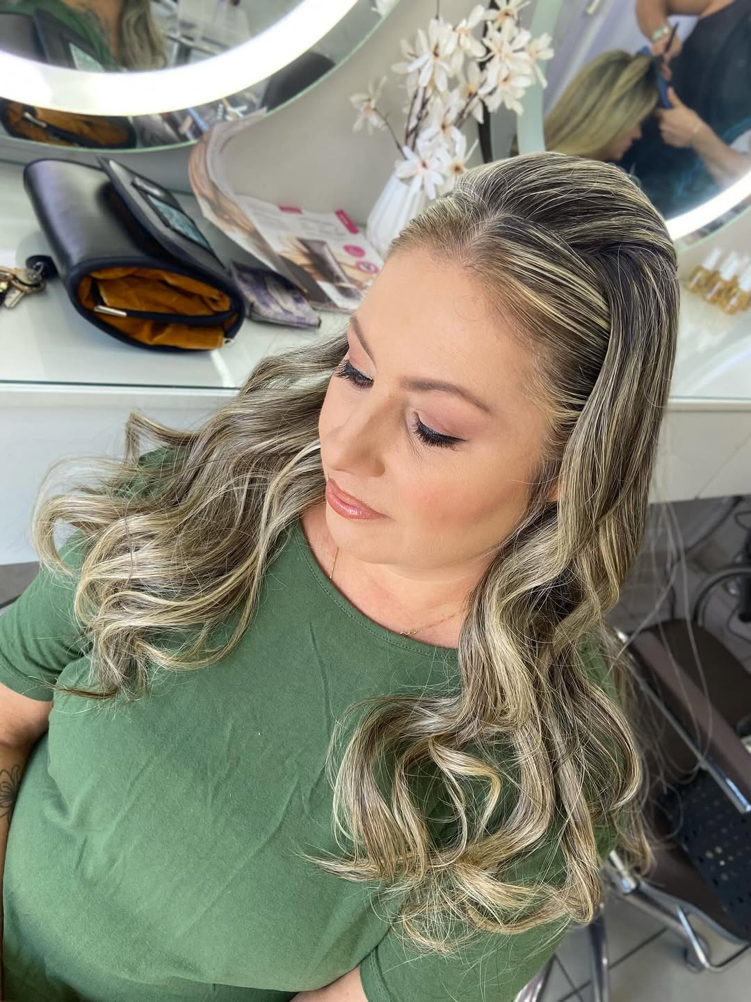 Penteado e maquiagem que contam histórias de amor. ✨ Pronta para dizer ‘sim’ com confiança e brilho! 👰🏻

✨ Maquiagem e penteado.
Reserve a sua data com antecedência.
Se programe e fique tão linda porque você merece! 

#noiva #producaomakeepenteado #atelierdaslulus #make #penteadonoiva