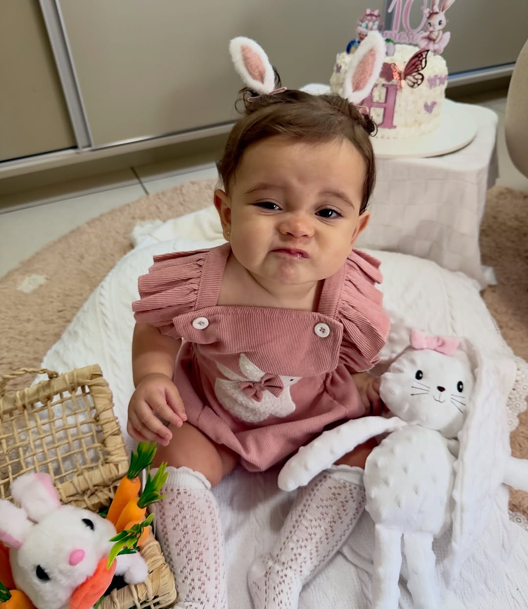 10 meses da minha coelhinha Helena 🐰💗 

Cada dia mais esperta, mais doce, curiosa e enchendo nossas vidas de amor…

Aprendeu a fazer “tatuzinho”, dar beijinho e agora só quer saber de ficar em pé explorando o mundo.

Que delícia viver ao seu lado, acompanhar seu crescimento e ver esse sorriso iluminar tudo ao redor! 

Feliz 10 meses!✨
Mamãe te ama infinitamente, minha pequena. 💖