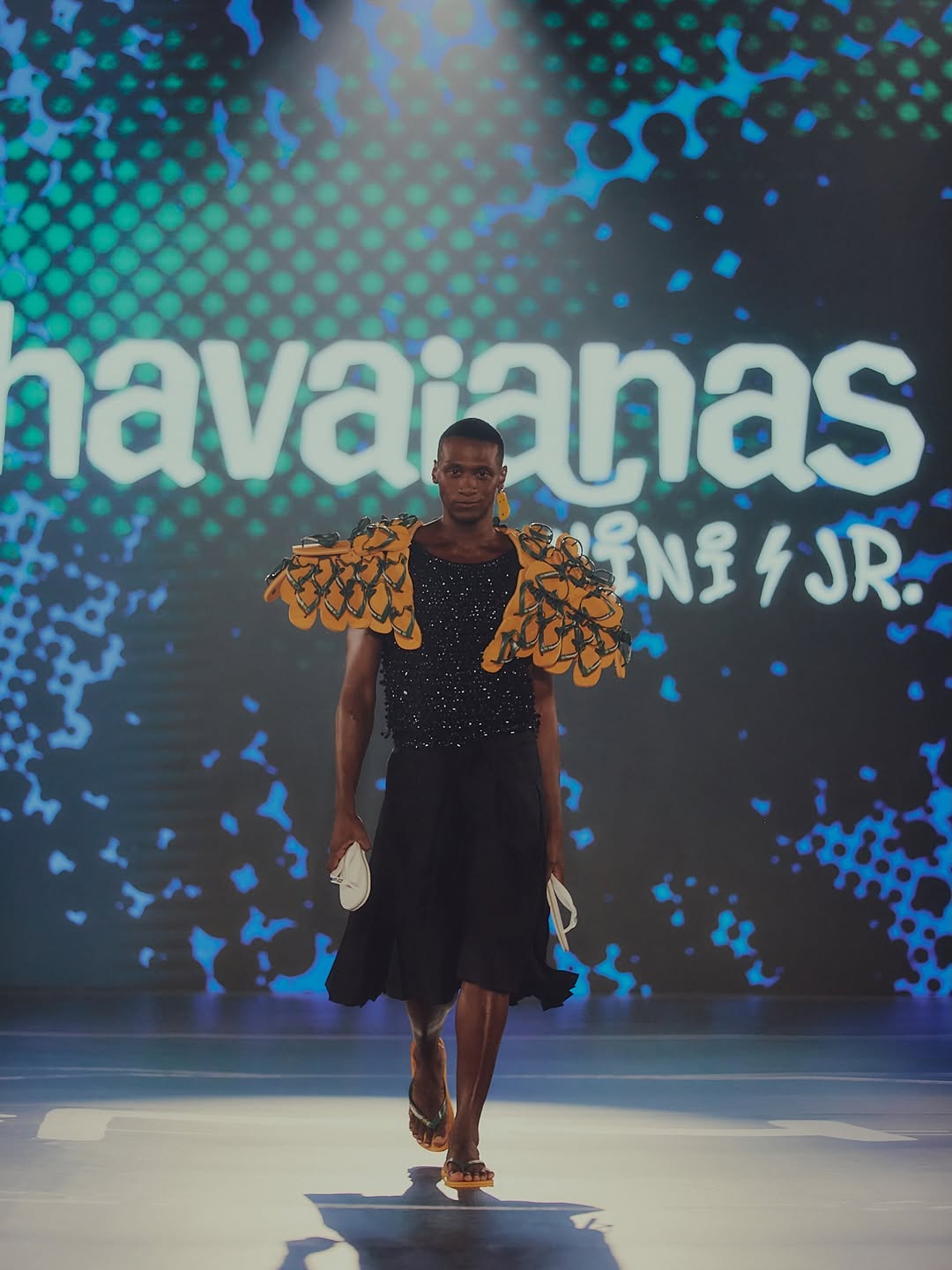 @havaianas + @vinijr 🇧🇷🩴⚽️— uma collab que nos levou a São Gonçalo para viver uma experiência de encontro, celebração, diversão e muita troca de energia positiva. 

Finalizei o dia inspirado, me sentindo representado e pertencente.

Obrigado a toda equipe que tornou isso possível! 💛💚 
@billmacintyre @alexoitaven @_wan_vieira @suyane_ynaya @eufedra @lauraomermo @caelbraids @mweverthon @___cmonteiro @zecamagalhaes @tomsouzarj @misampfe @luisakwhy @bocaobarbeiro @nuryaboni @be.etcetera @pinail
