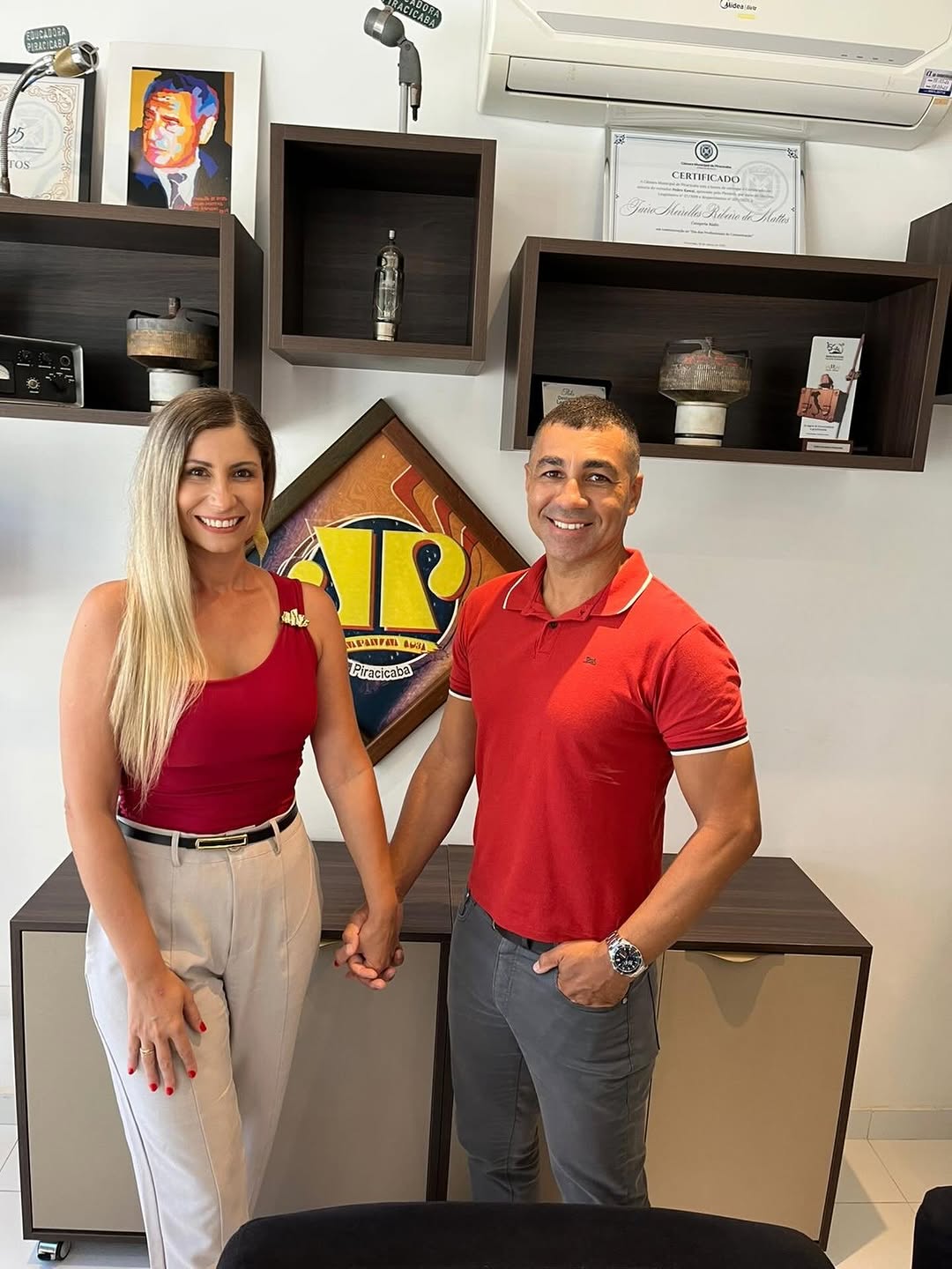 Por trás da Camila Maciell Cosméticos existem duas pessoas movidas por propósito ✨
Eu, Camila Maciel, e meu esposo Rodrigo Maciel, somos os proprietários dessa marca que nasceu de um sonho e hoje cresce com muito trabalho, dedicação e amor ❤️