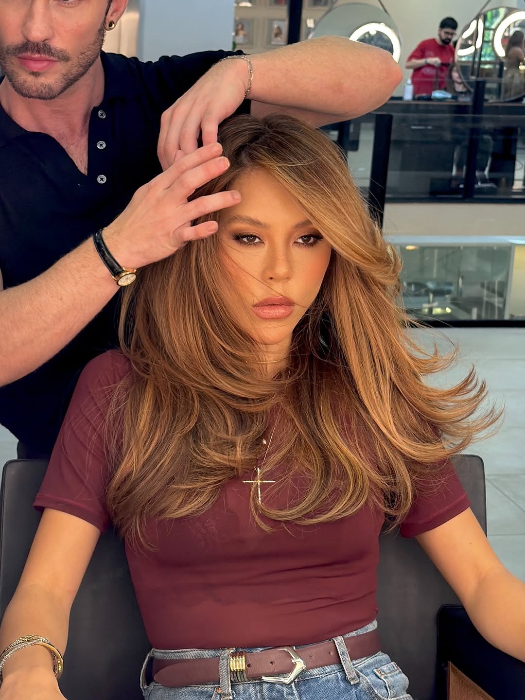 Reflexos ganhando desenhos diferentes a cada movimento que o cabelo faz. Cabelo é arte ✨

Novos tons de mechas, novo look de cor e corte para a @tamimagacho 

Make: @ma.mattar